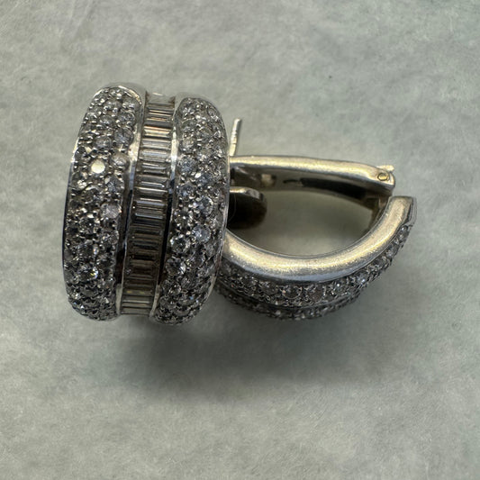 18K gold earrings set with baguette and pavé Diamonds.
