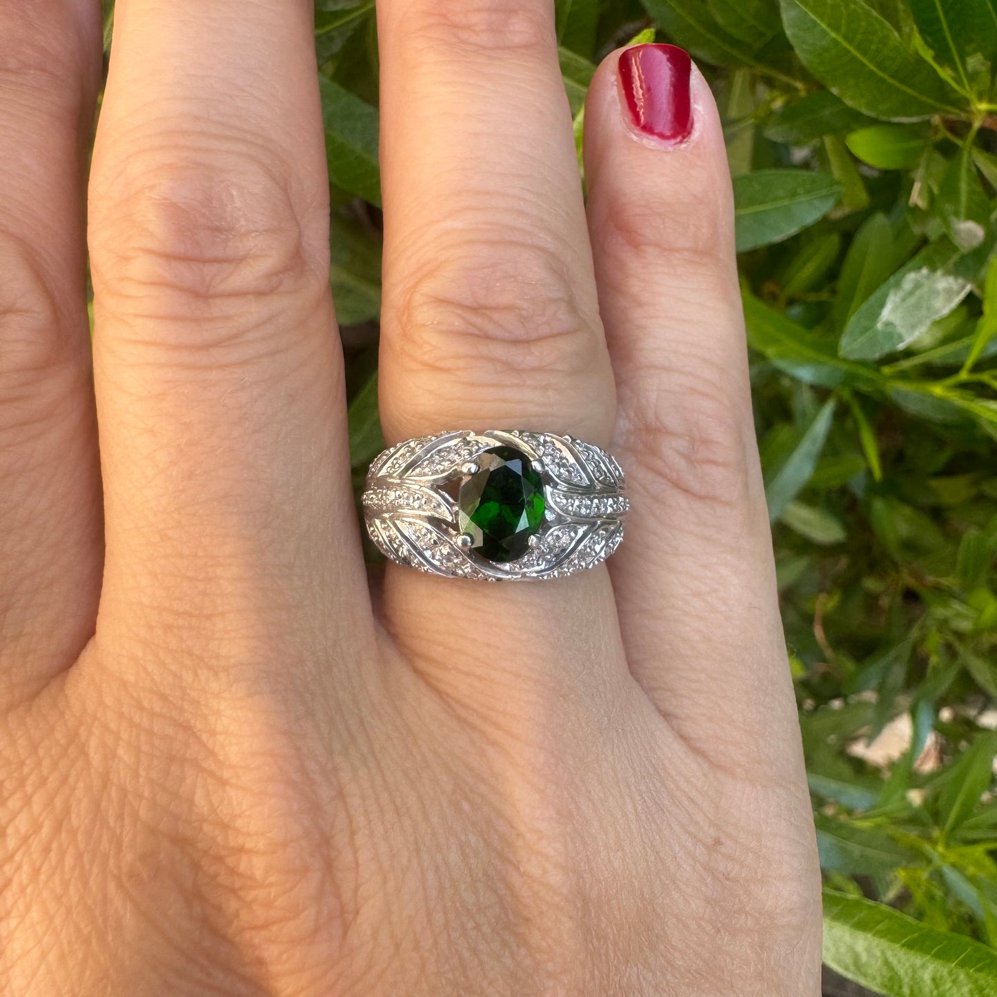 טבעת זהב 14K משובצת אמרלד ויהלומים