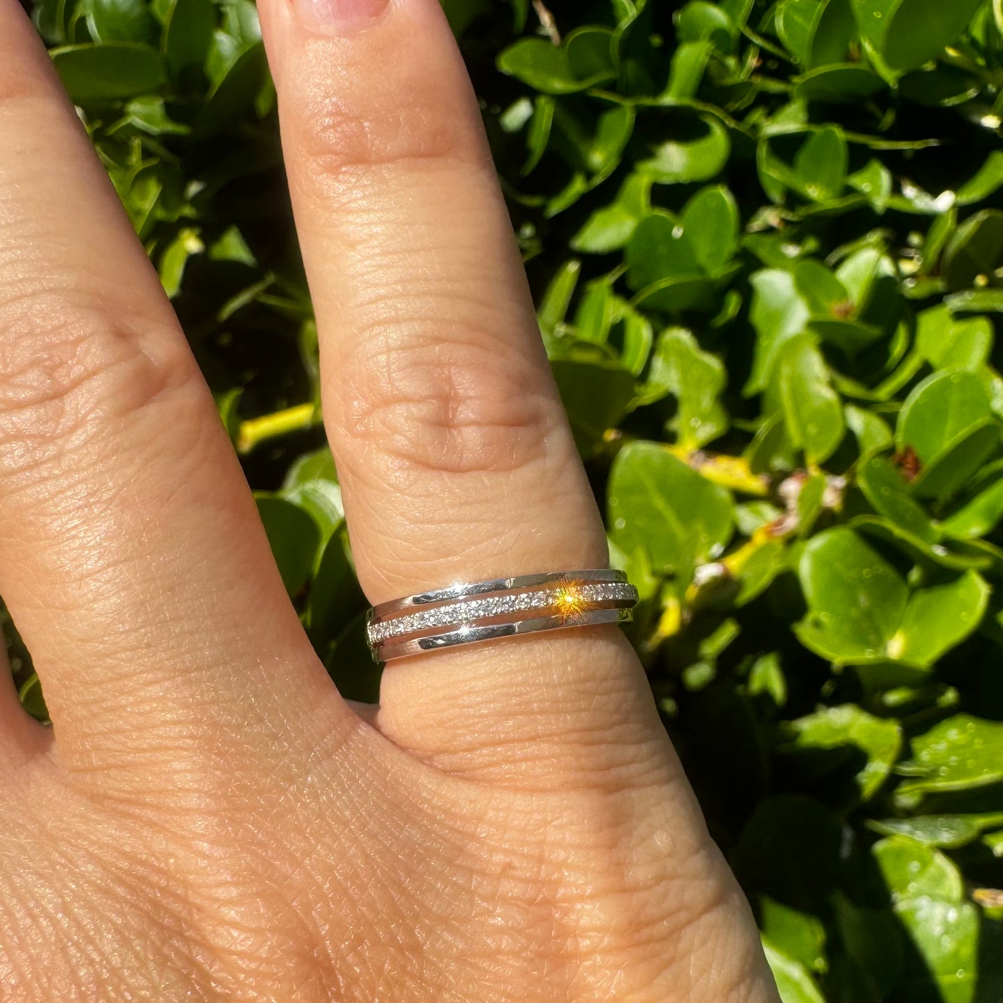 18K gold ring set with Diamonds