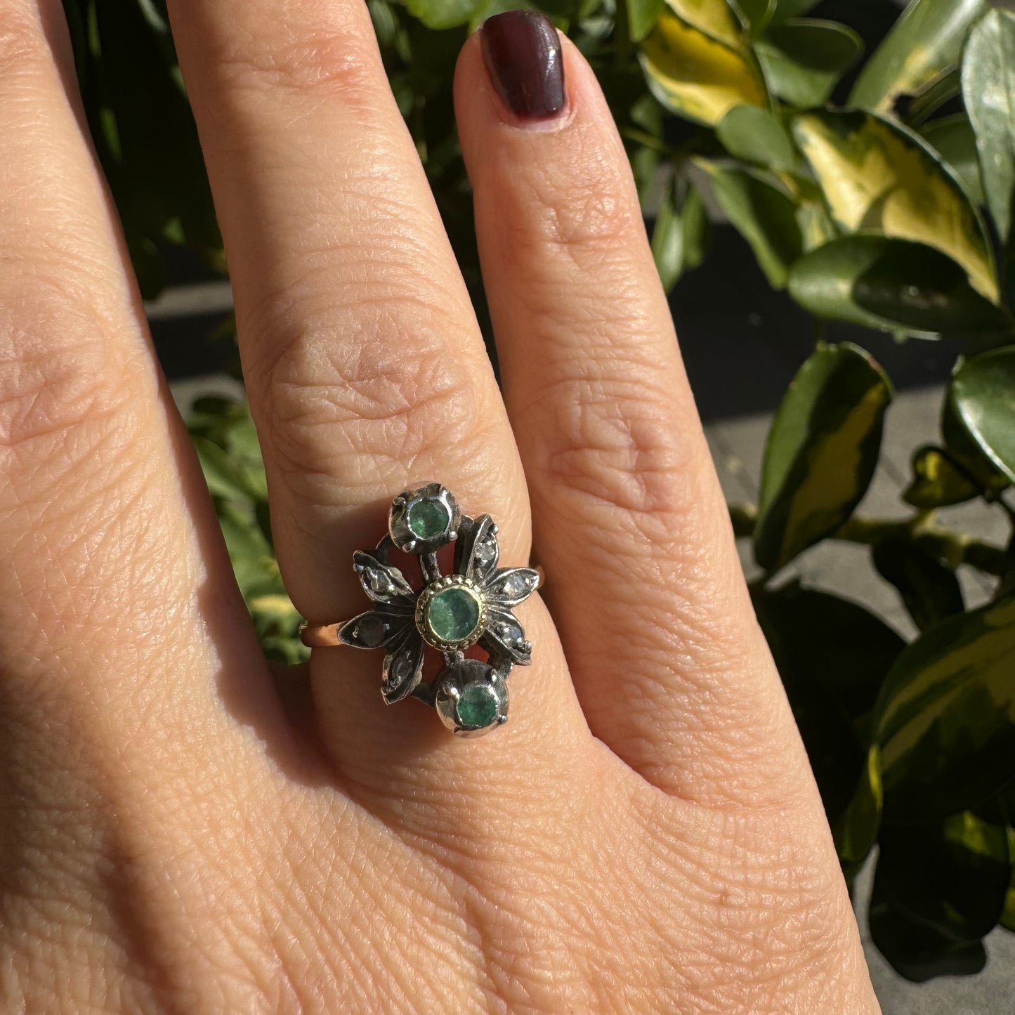 טבעת זהב צהוב ולבן 14 קראט משובצת אבני אמרלד ויהלומים