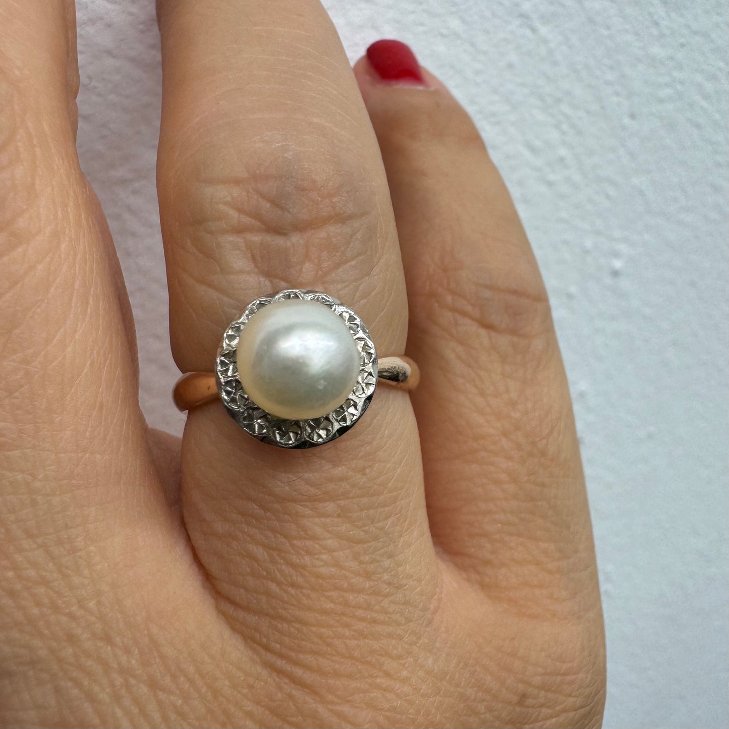 14K gold ring featuring a round center Pearl