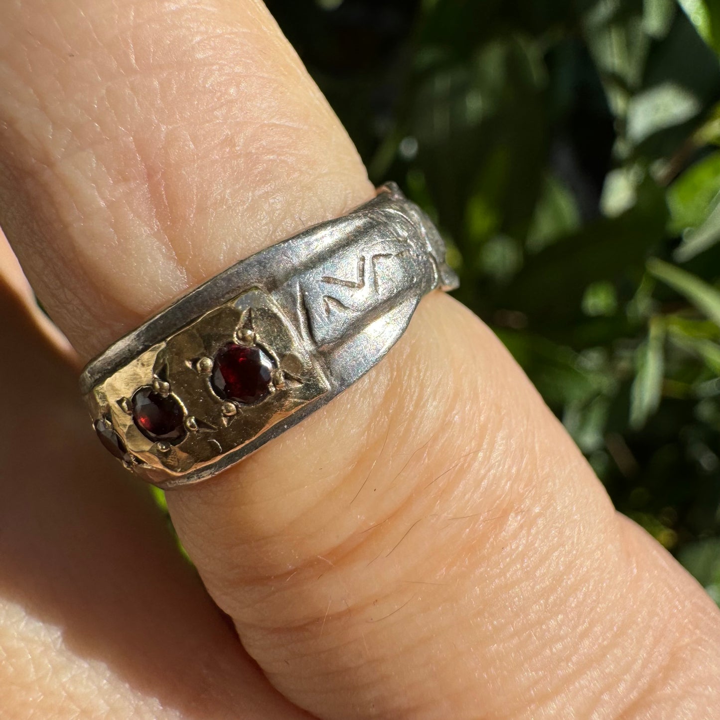 9K gold ring set with Garnet