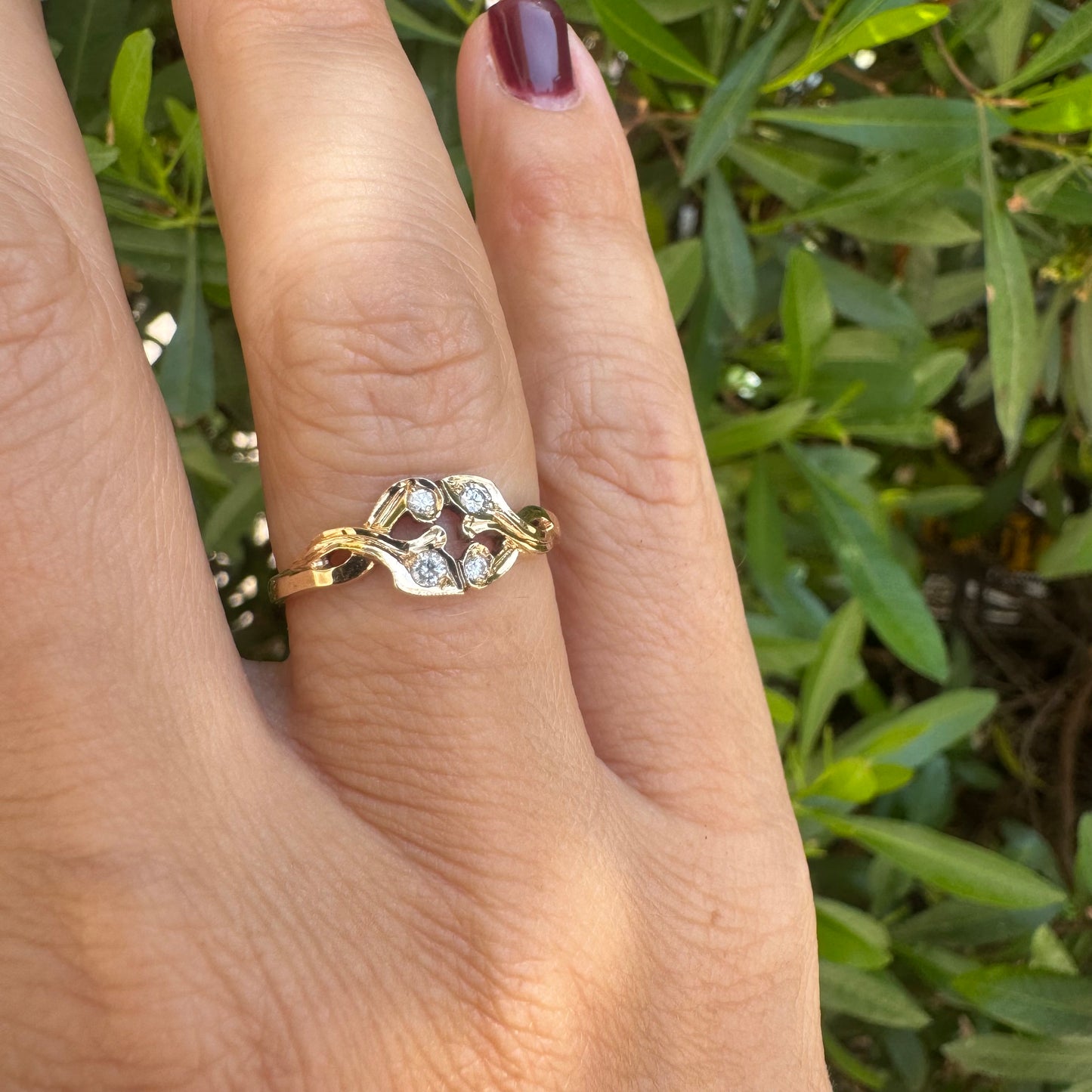 14K gold ring with an openwork design, adorned with 4 sparkling Diamonds