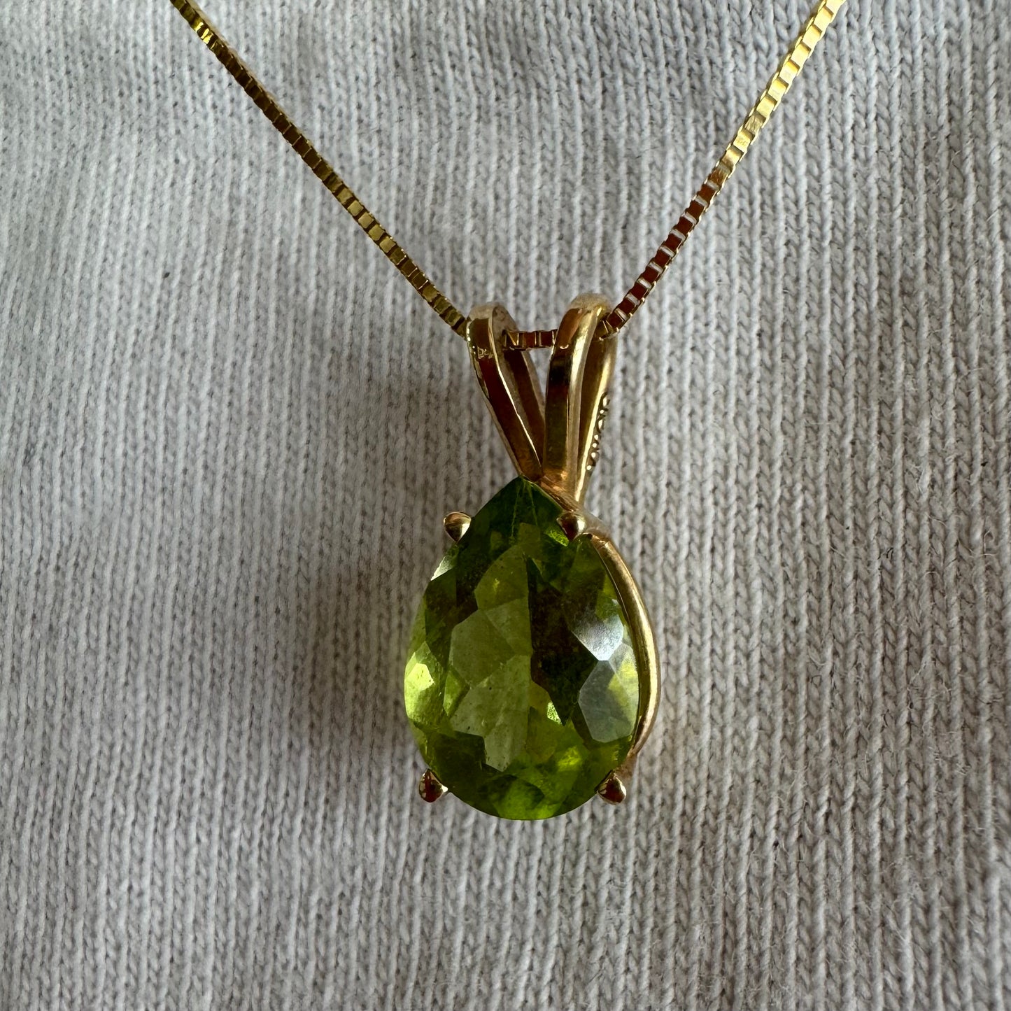 14K gold necklace set with a pear-shaped Peridot