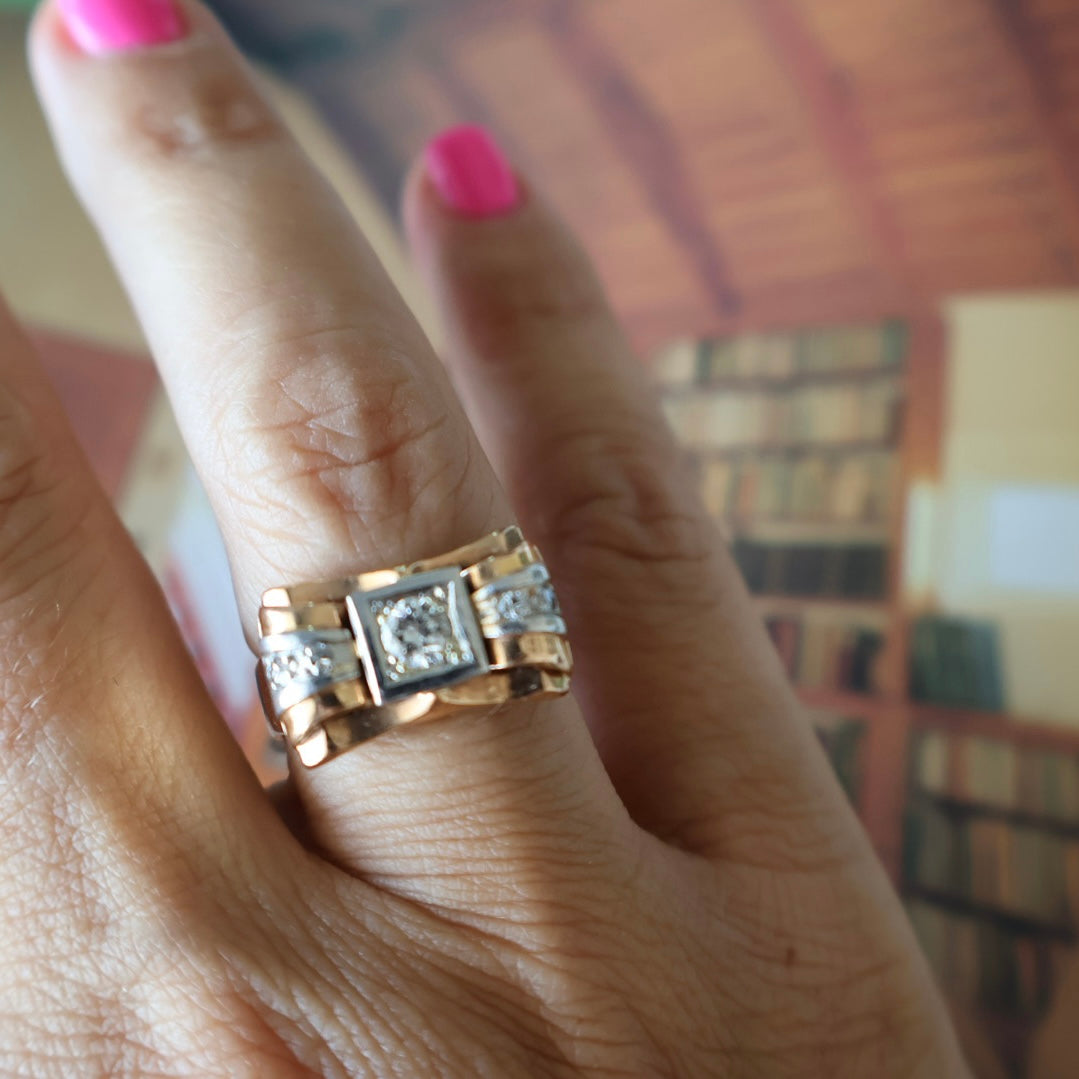 18K gold ring crafted in yellow and white gold, featuring a central Diamond in a square bezel setting