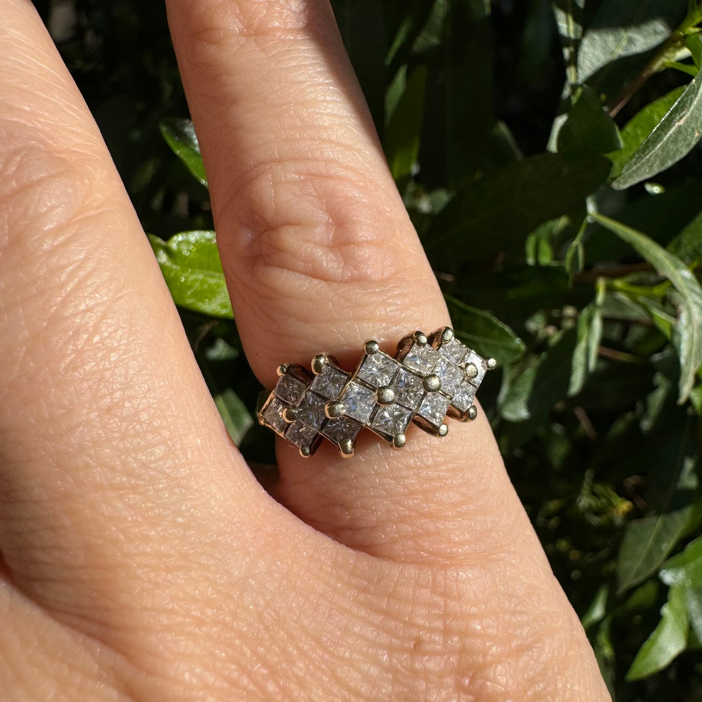 טבעת זהב צהוב 14 קראט משובצת יהלומים בחיתוך מרובע