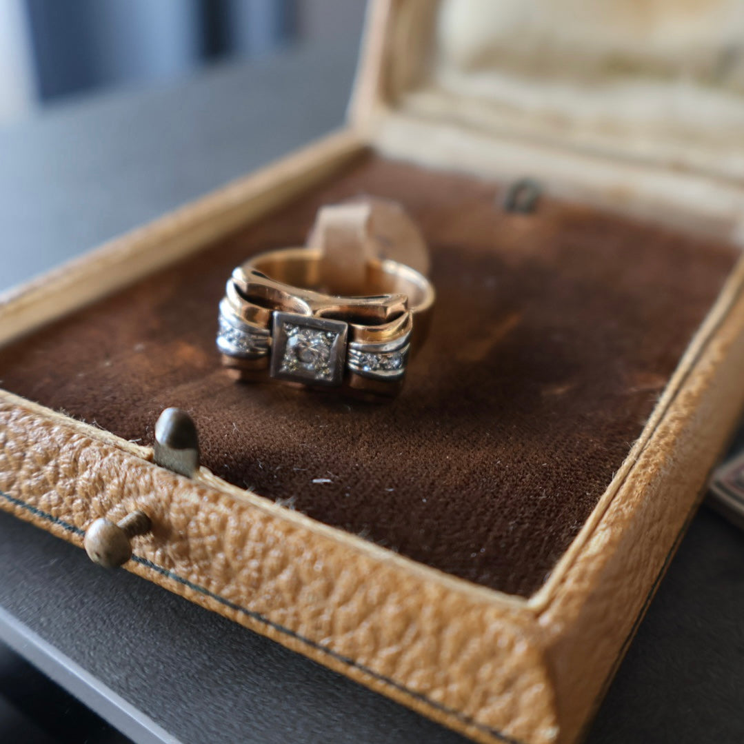 18K gold ring crafted in yellow and white gold, featuring a central Diamond in a square bezel setting