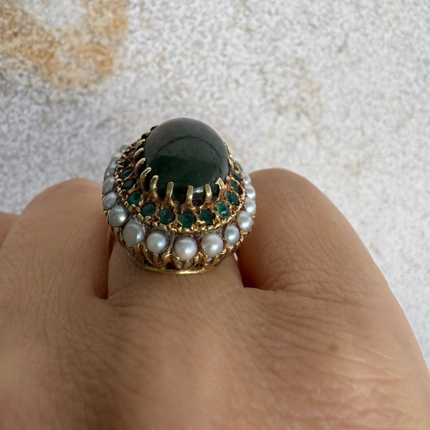 טבעת זהב צהוב 14 קראט משובצת אבן ג׳ייד (ירקן) בצבע ירוק, אבני אמרלד מסביב ופנינים