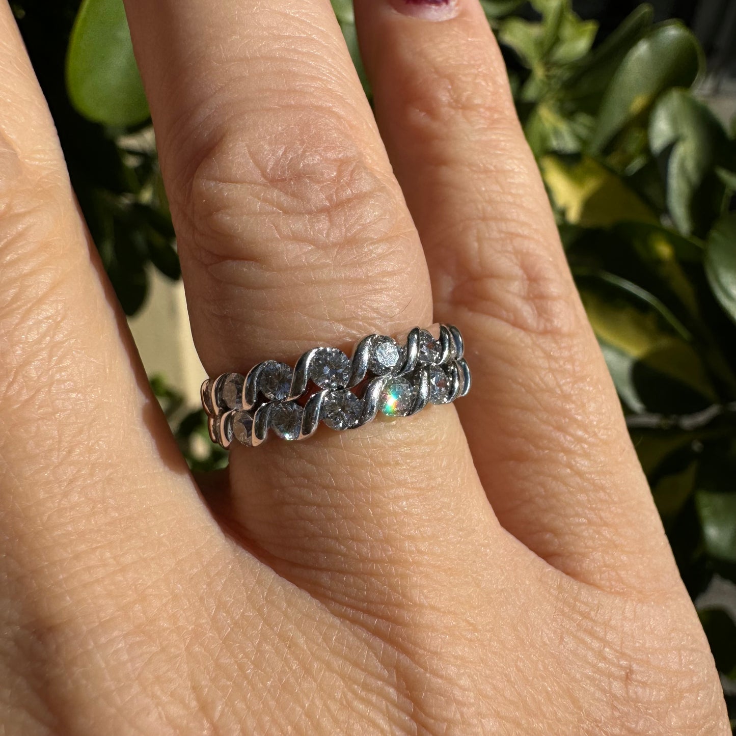 טבעת זהב לבן 14 קראט משובצת יהלומים אלגנטית, בעיצוב “שרשרת” עם שיבוץ שתי שורות של יהלומים עגולים בברק מרשים.