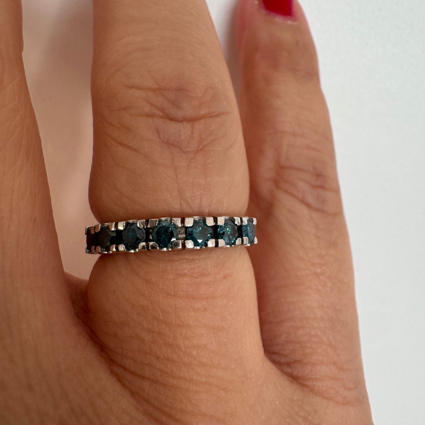 טבעת זהב לבן 14 קראט משובצת יהלומים כחולים בגוון עמוק וייחודי.