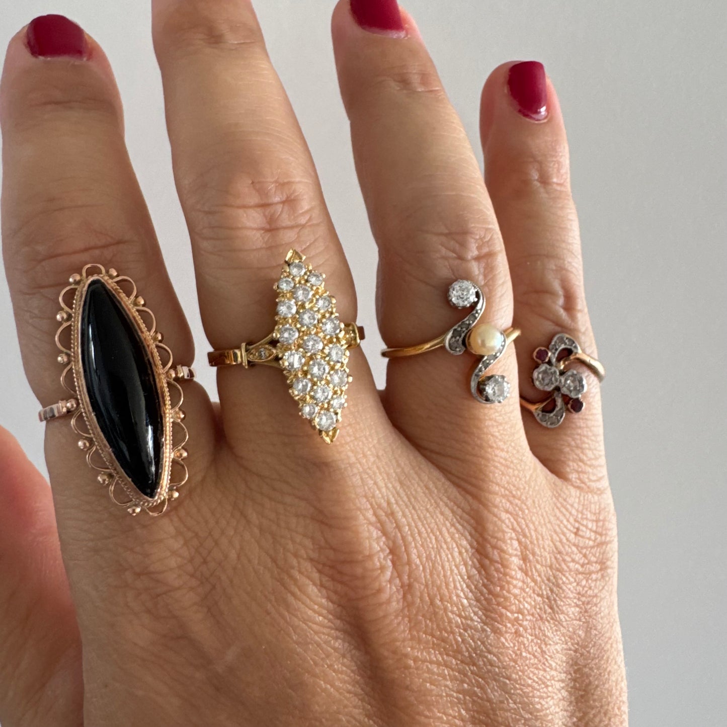 טבעת זהב אדום 14 קראט משובצת אבן אוניקס שחורה בחיתוך מרקיזה עם מבנה מאורך