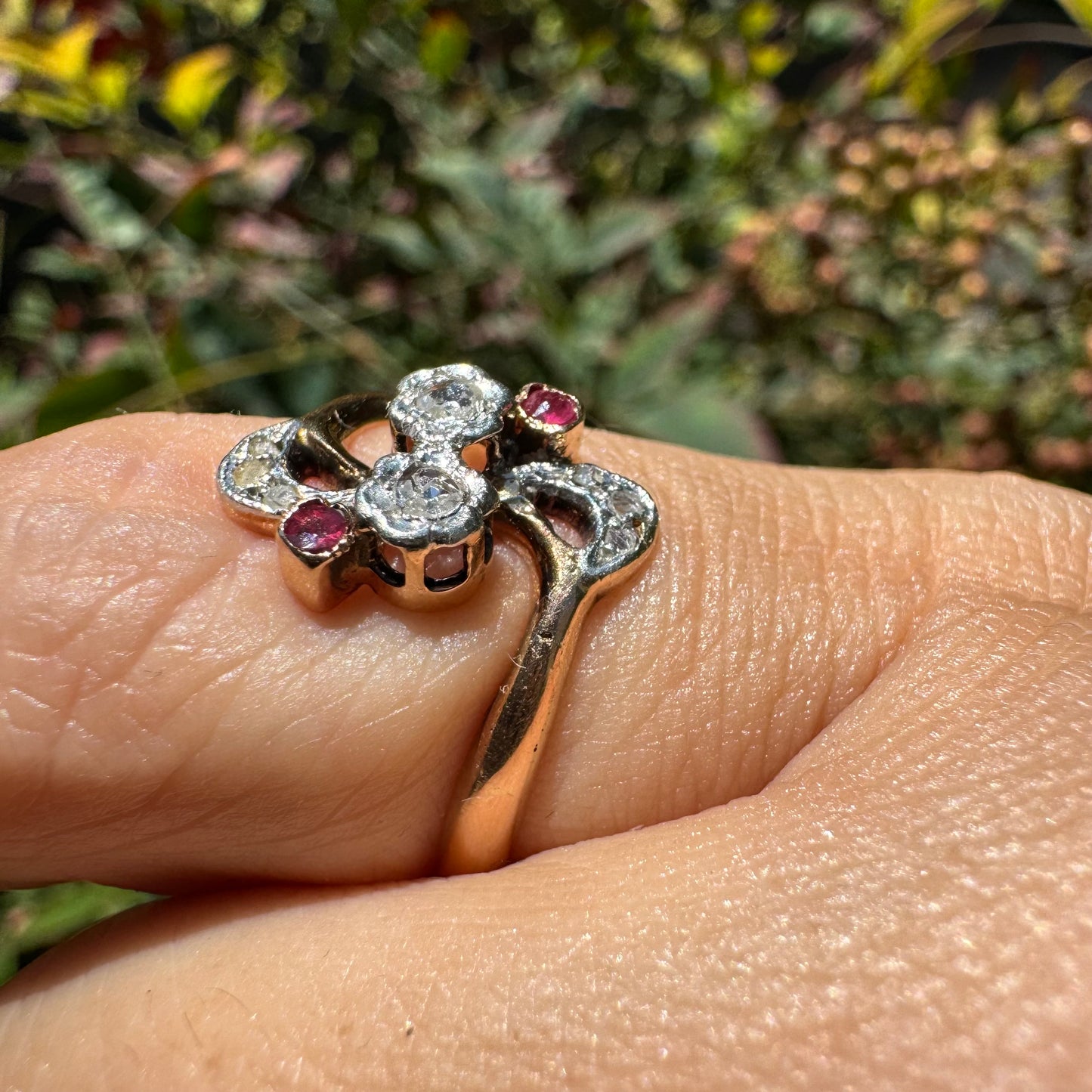 טבעת זהב אדום 18 קראט משובצת אבני רובי ויהלומים