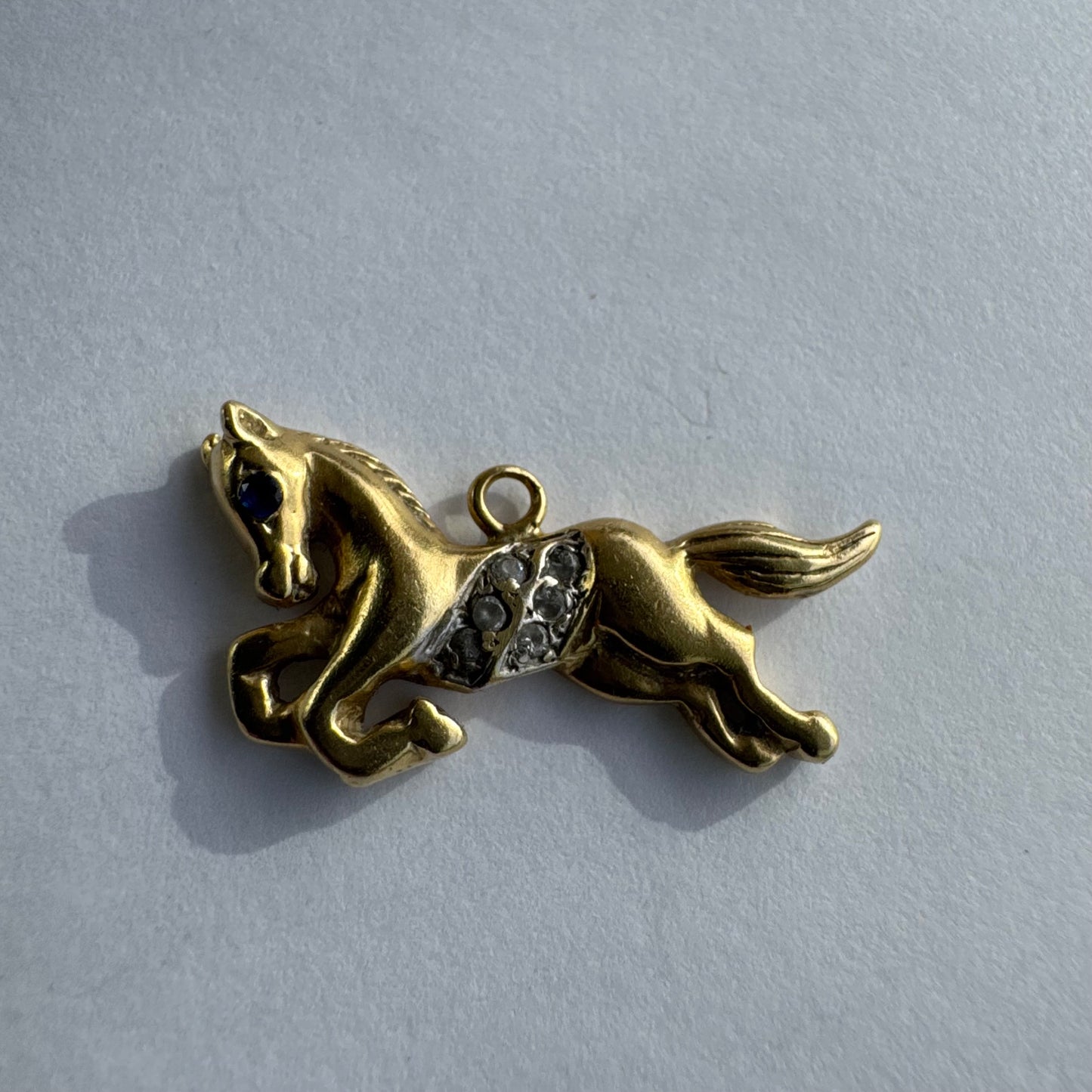 תליון זהב 14 קראט בצורת סוס בתנועה, בעיצוב פיסולי עם פרטים עדינים.