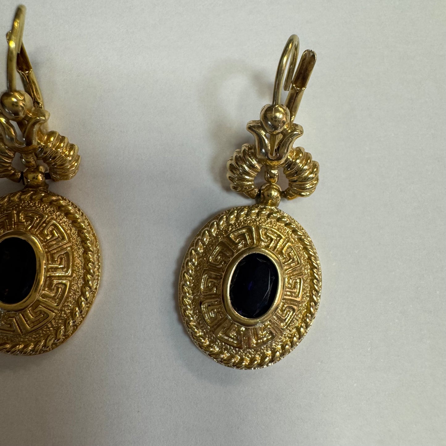 עגילי זהב צהוב 14 קראט משובצים אבן טנזנייט בצבע סגול- כחול עדין