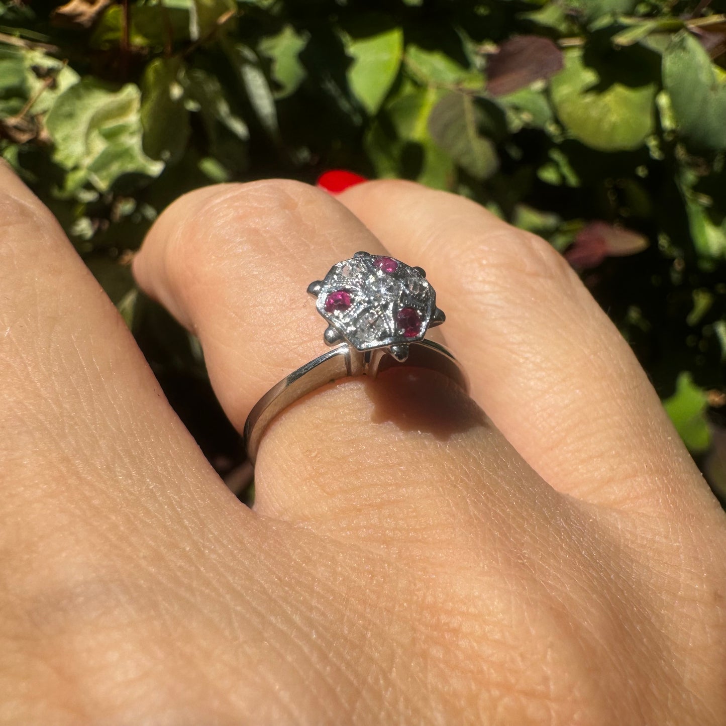 טבעת זהב לבן 14 קראט משובצת אבני רובי ויהלומים