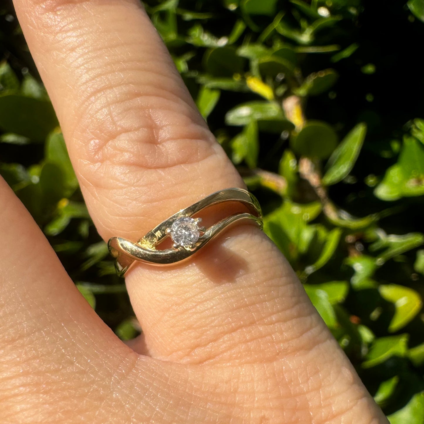 טבעת זהב צהוב 14 קראט משובצת יהלום מרכזי במשקל 0.11 קראט