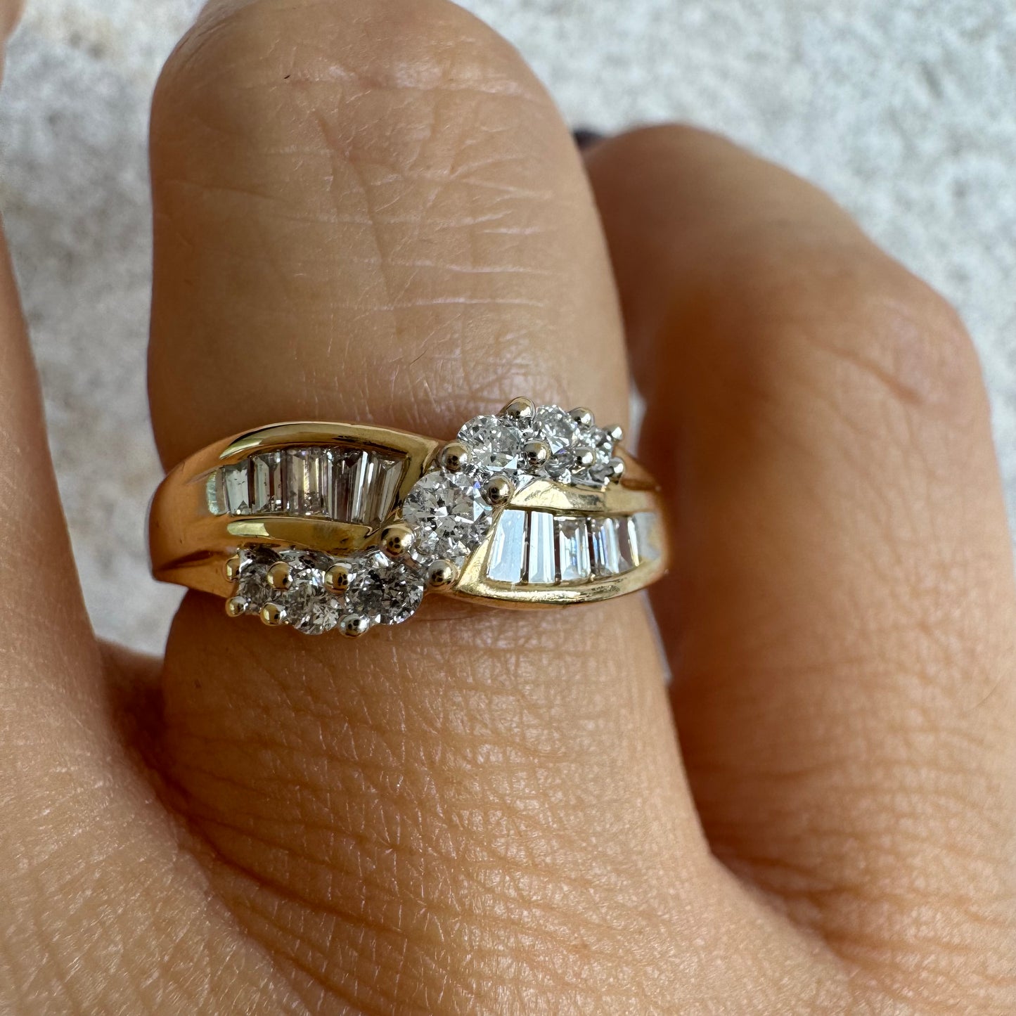 טבעת זהב צהוב 14 קראט משובצת יהלומים בחיתוך באגט ועגול.