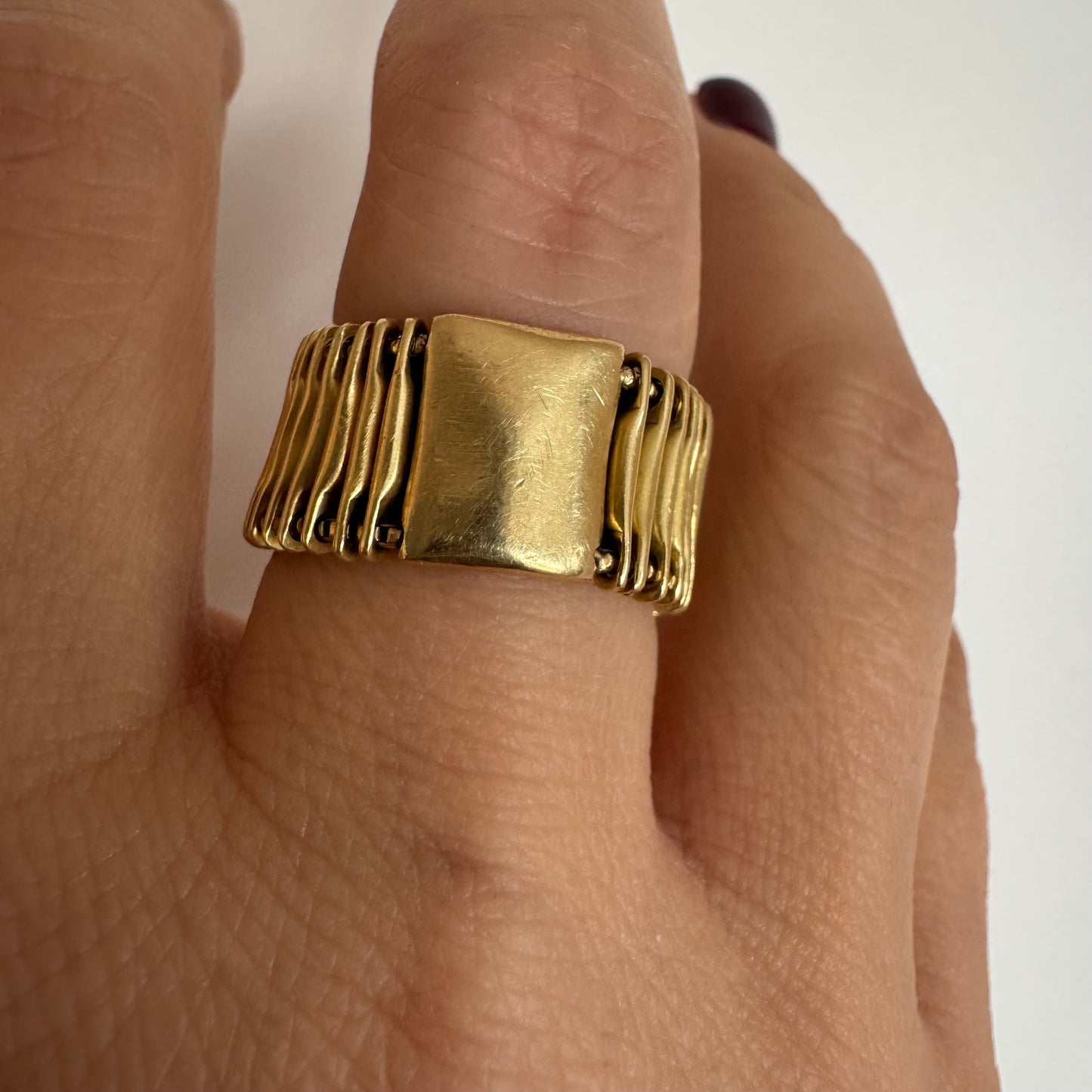 18K gold ring by H. Stern featuring a modern minimalist design with a bold presence.