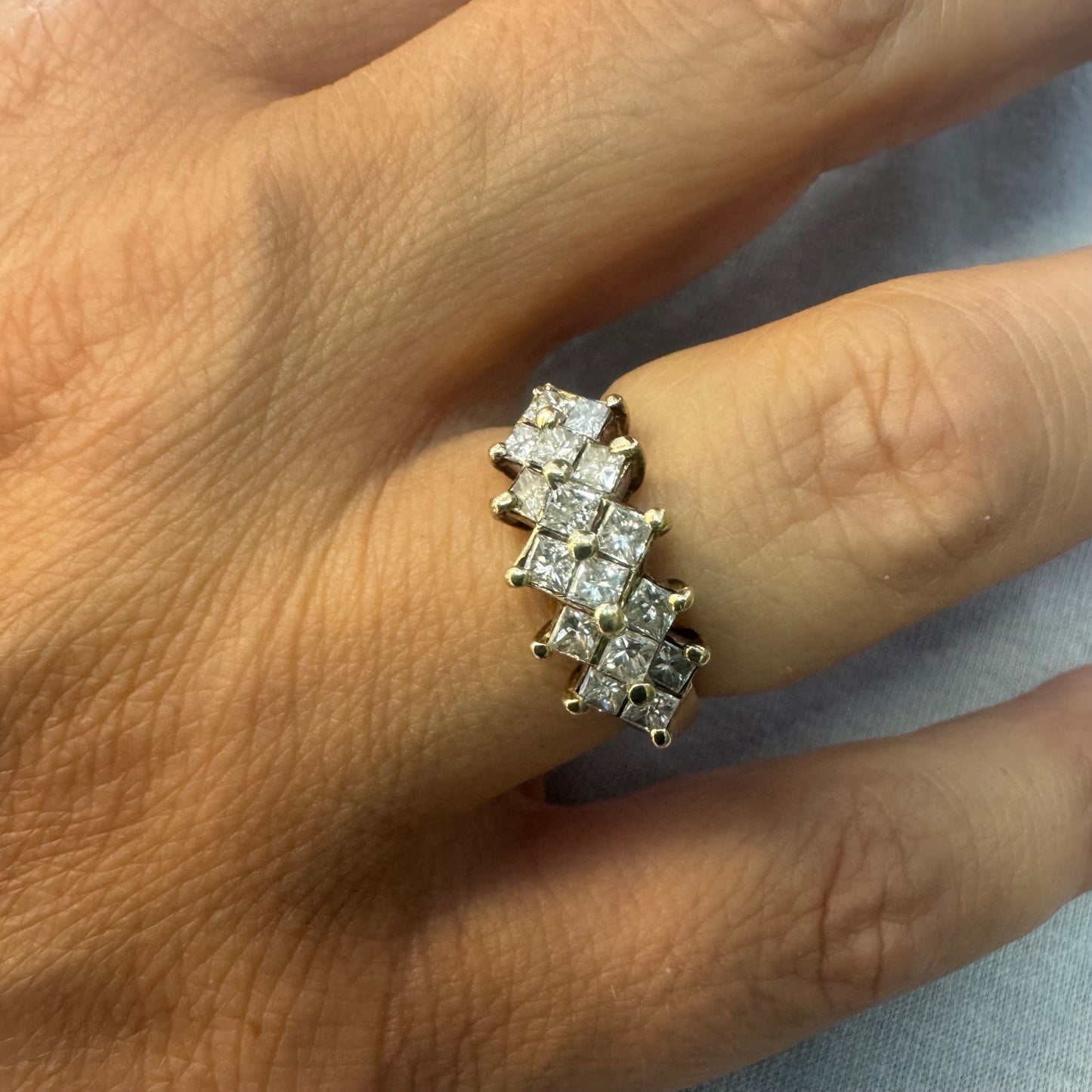 טבעת זהב צהוב 14 קראט משובצת יהלומים בחיתוך מרובע