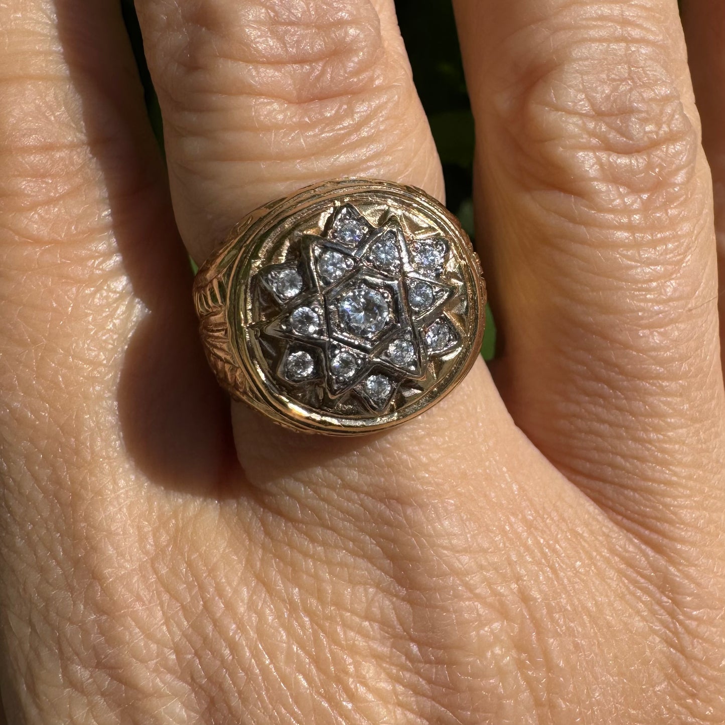 18K gold ring set with Diamonds