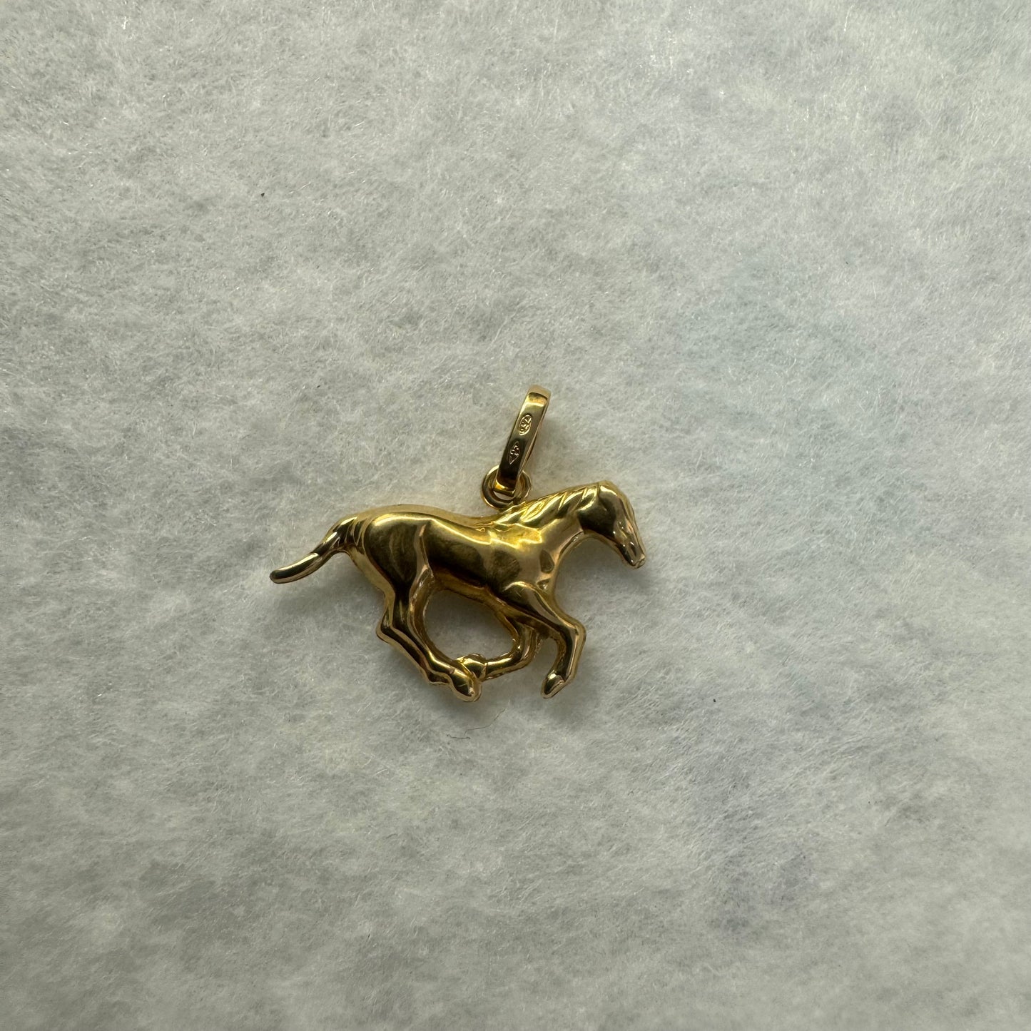 18K gold horse pendant