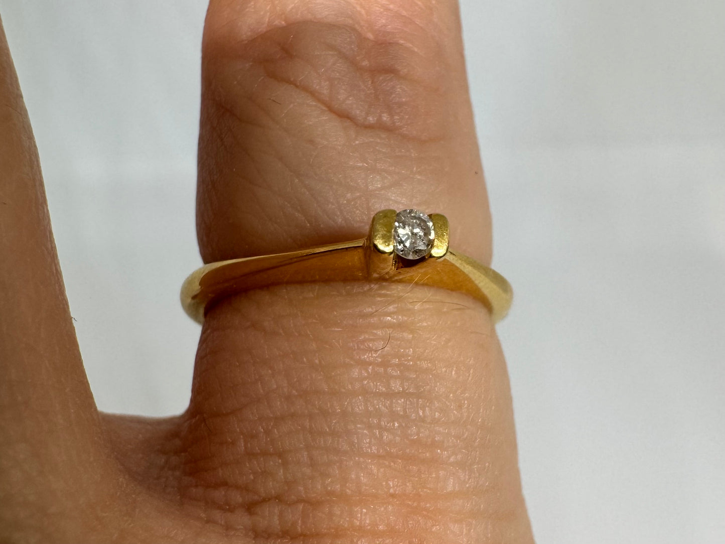18K gold ring set with one center Diamond