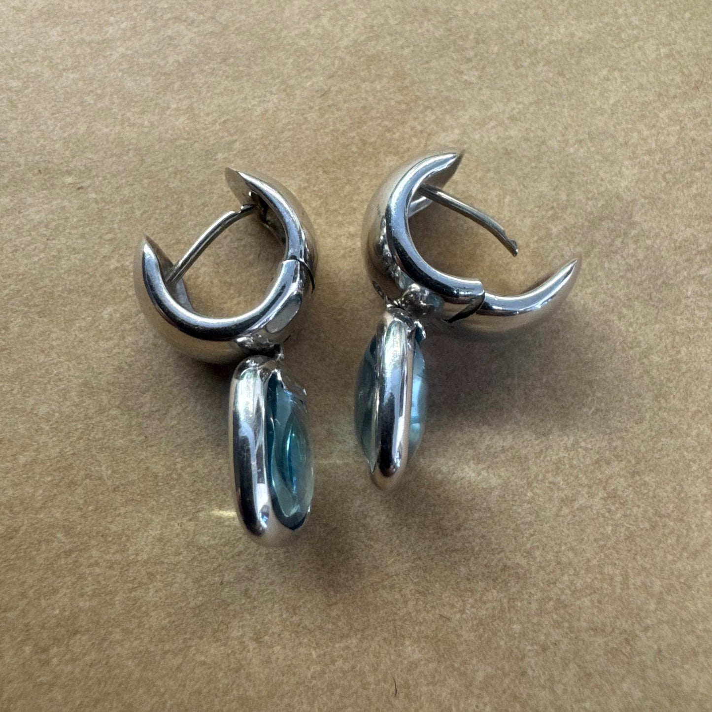 18K gold drop earrings featuring cushion-shaped Aquamarine in a smooth bezel setting, with a polished, modern design.