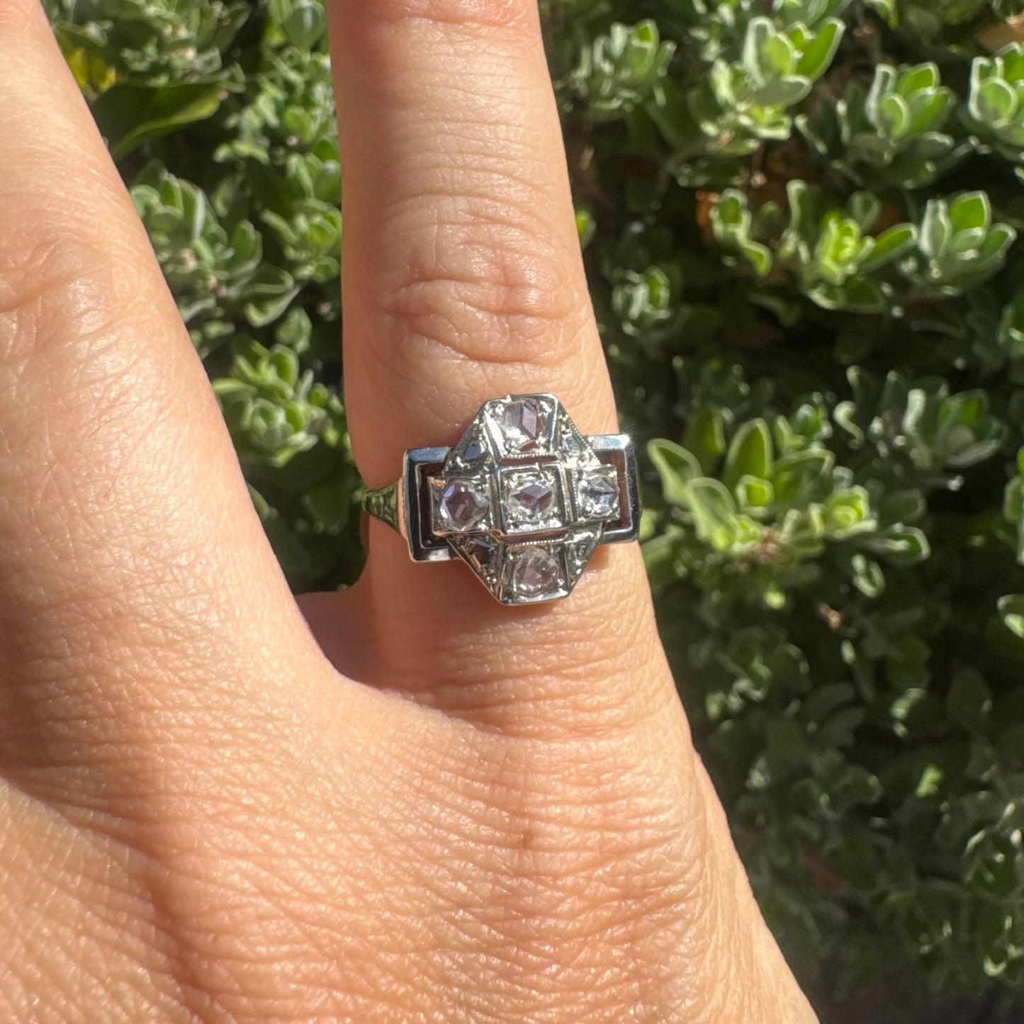 Art Deco ring in 18K gold, featuring a geometric design set with rose-cut Diamonds.