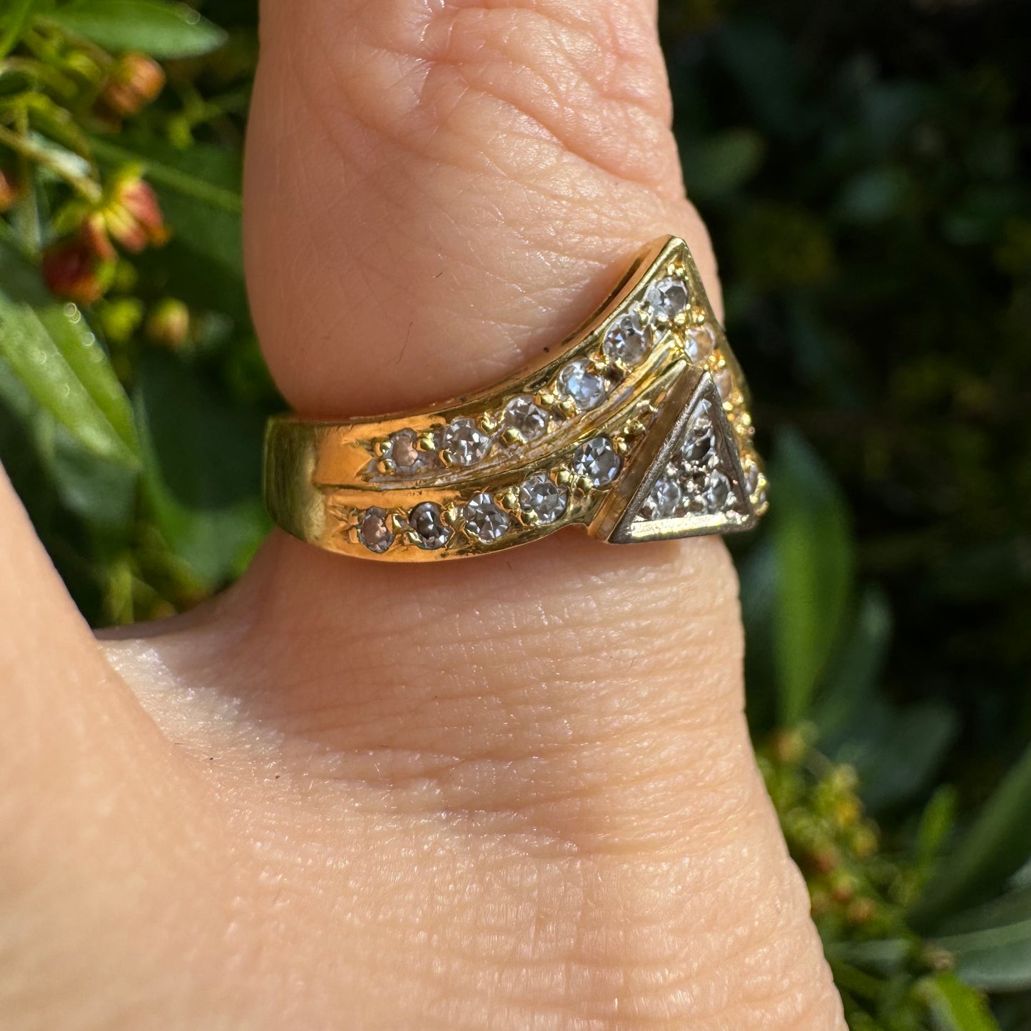 18K gold ring set with Diamonds