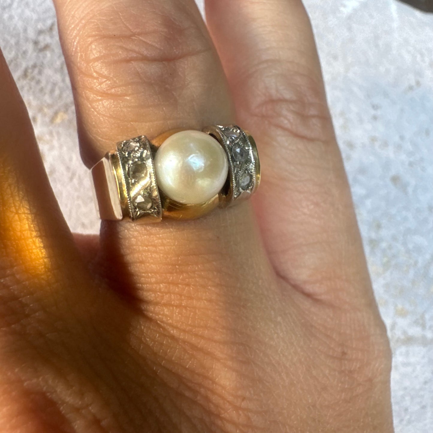 18K gold ring set with a central round Pearl & Diamonds.