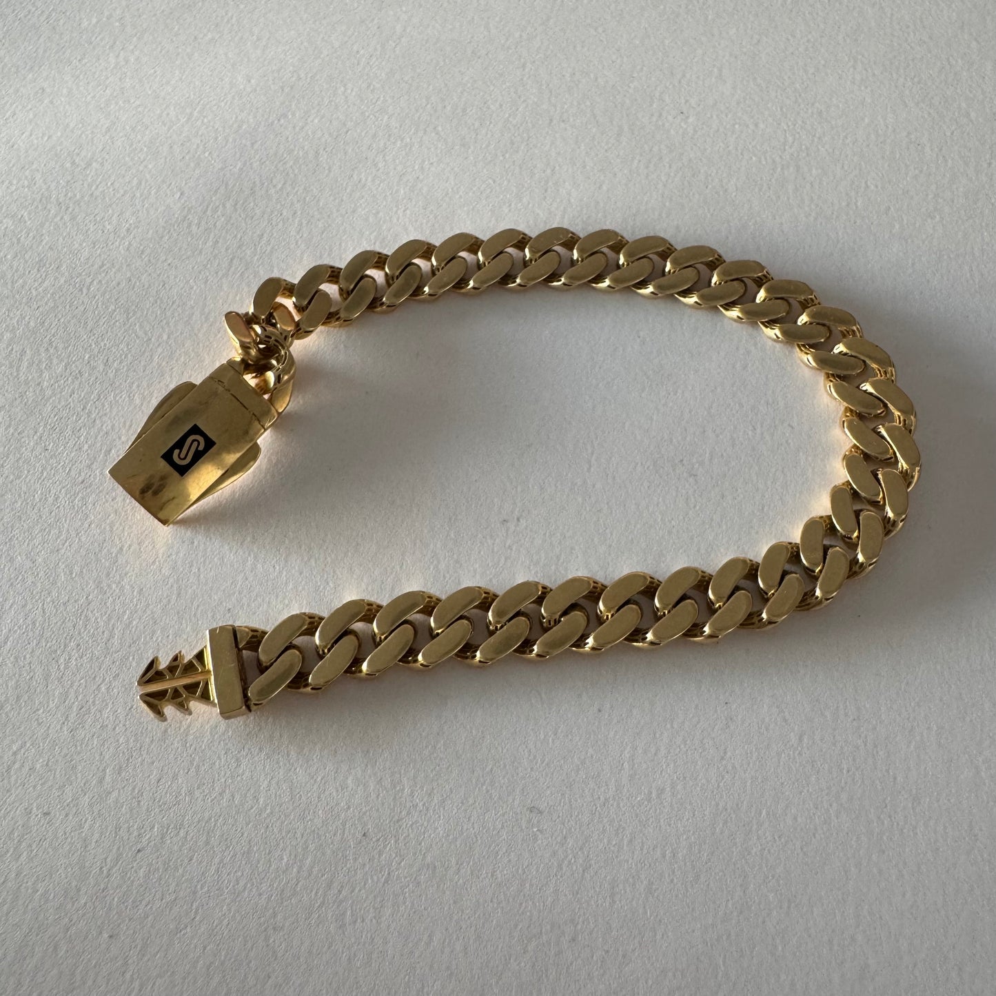 צמיד גורמט מזהב צהוב 14 קראט בעיצוב קלאסי ועל־זמני עם אבזם נוח ובטיחותי הנושא חתימת המותג.