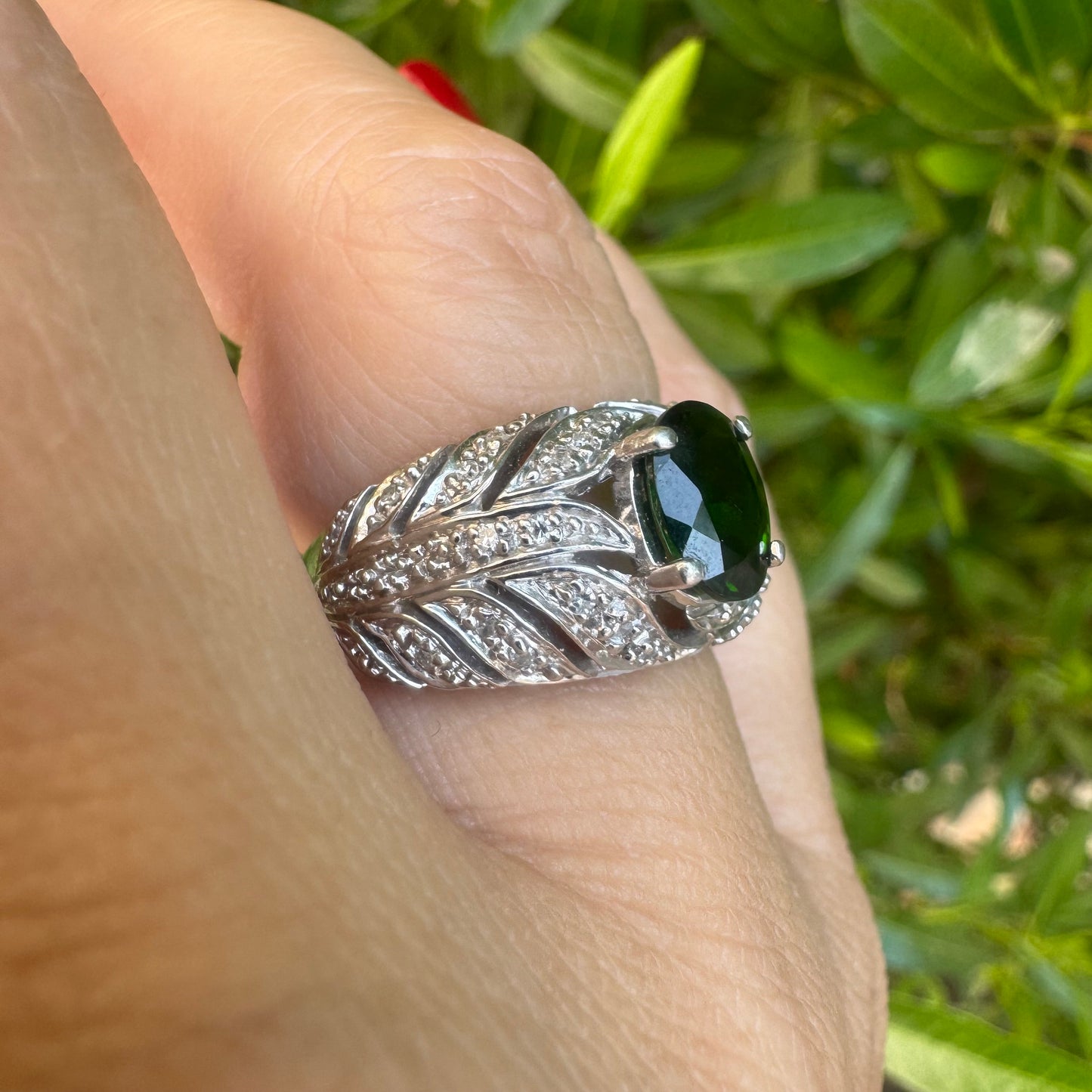 טבעת זהב 14K משובצת אמרלד ויהלומים