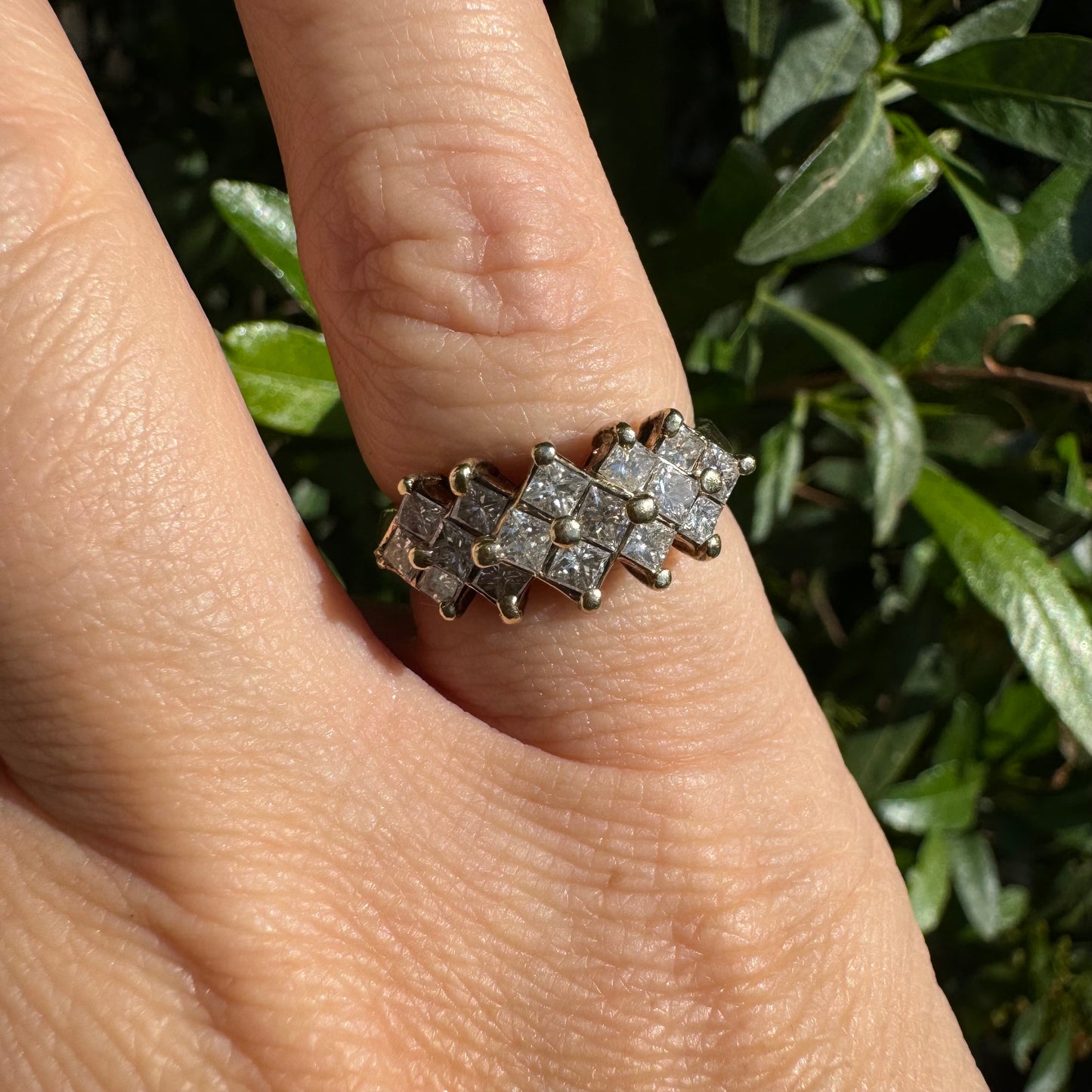 טבעת זהב צהוב 14 קראט משובצת יהלומים בחיתוך מרובע