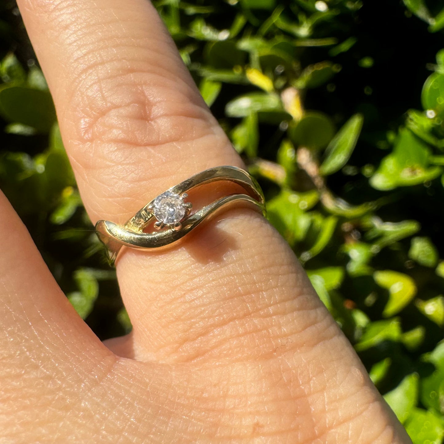 טבעת זהב צהוב 14 קראט משובצת יהלום מרכזי במשקל 0.11 קראט