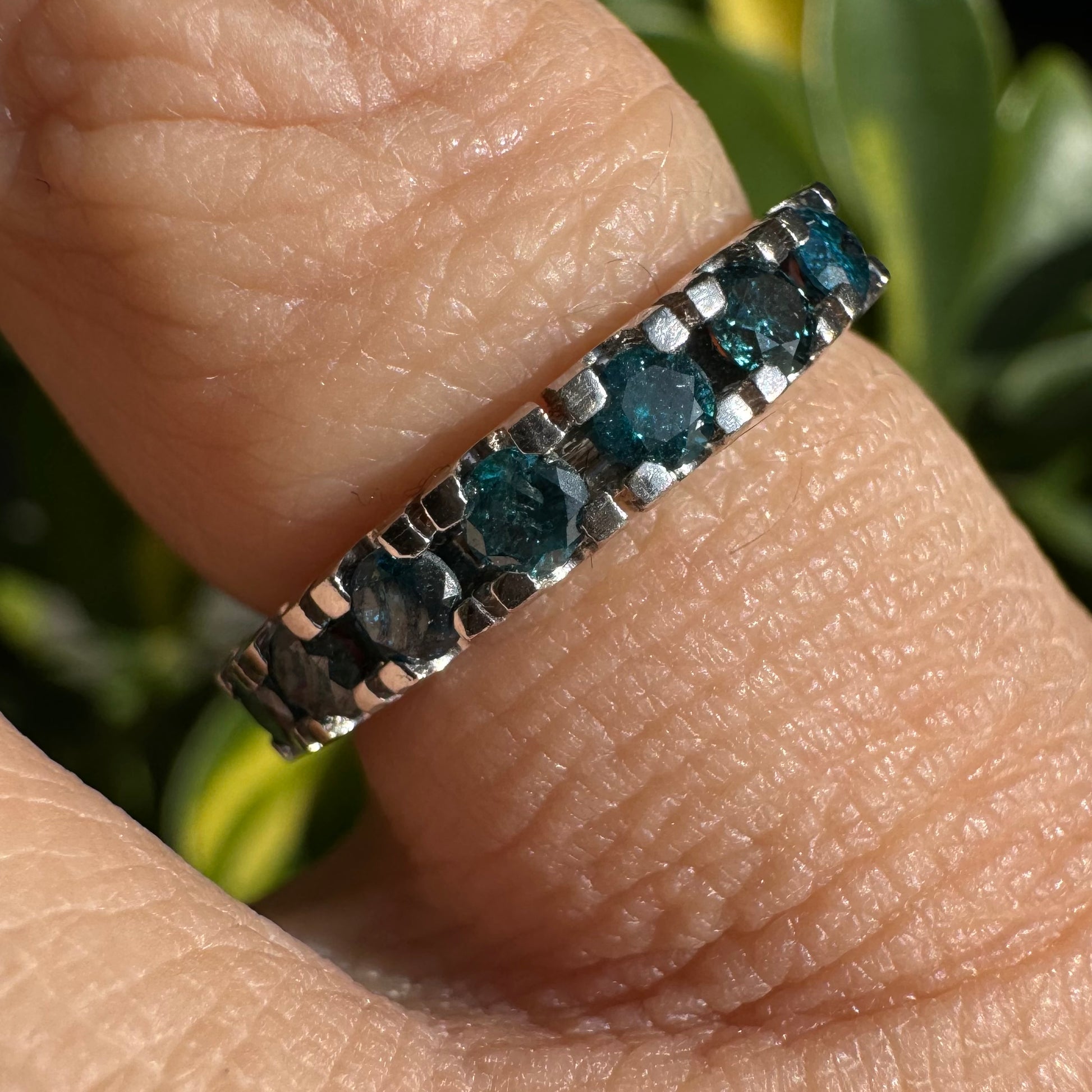 טבעת זהב לבן 14 קראט, חצי איטרניטי, משובצת יהלומים בצבע כחול