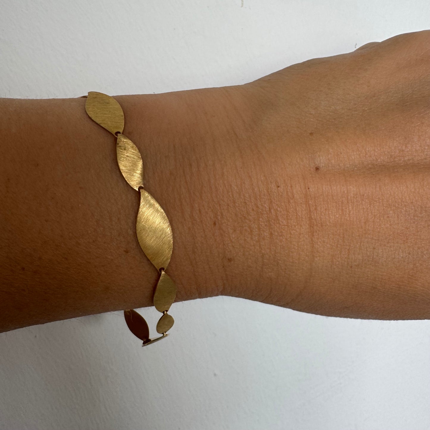 צמיד יוקרתי של המותג H.Stern, עשוי זהב 18 קראט, בעיצוב עלים מחוספסים במראה משי מט.