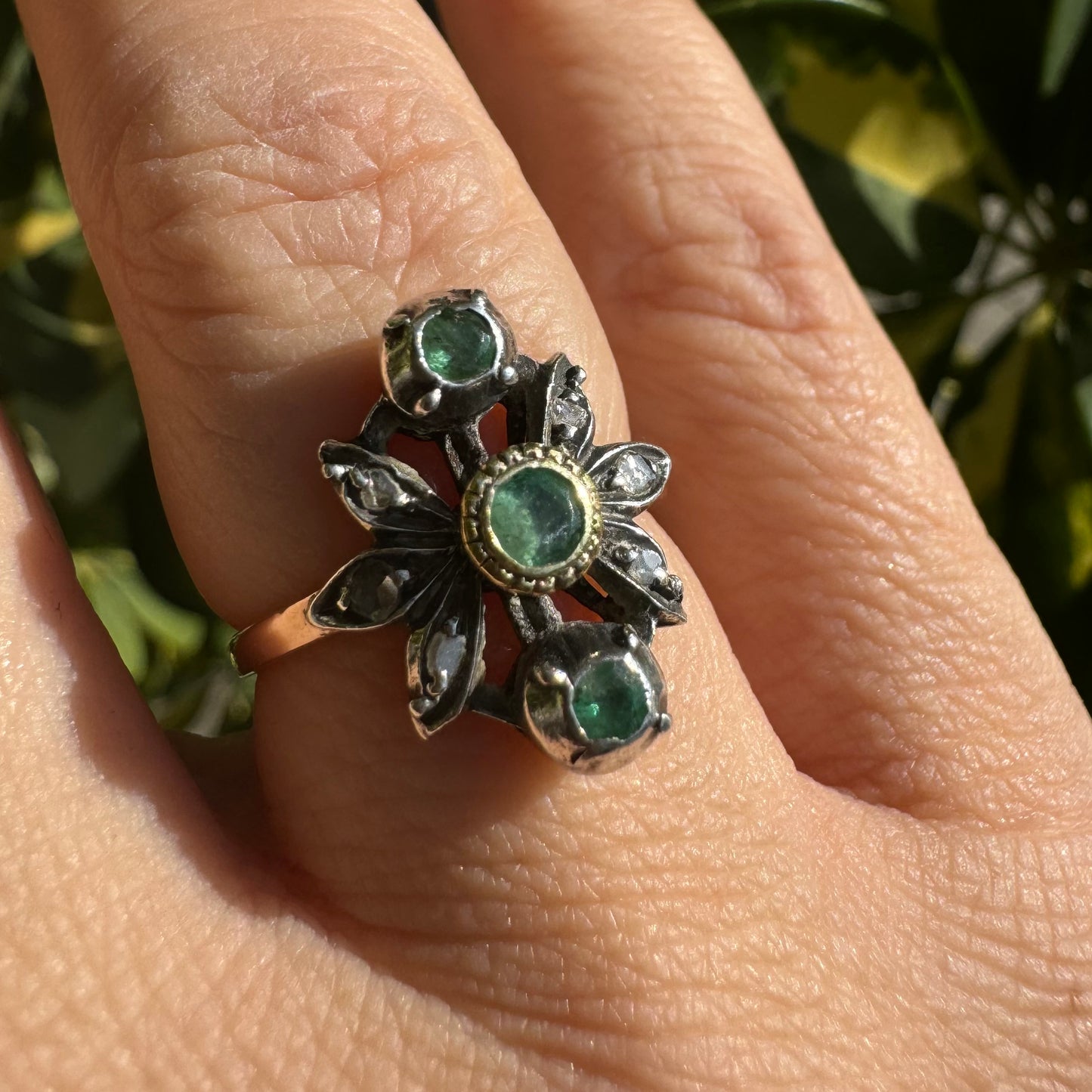 טבעת זהב צהוב ולבן 14 קראט משובצת אבני אמרלד ויהלומים