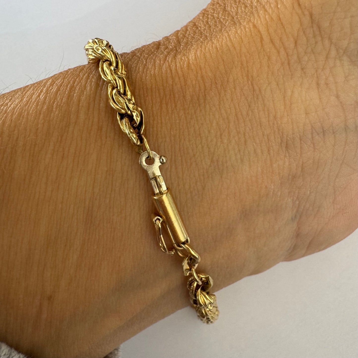 צמיד זהב צהוב 14 קראט בעיצוב שזירה עשיר ומלא נוכחות.