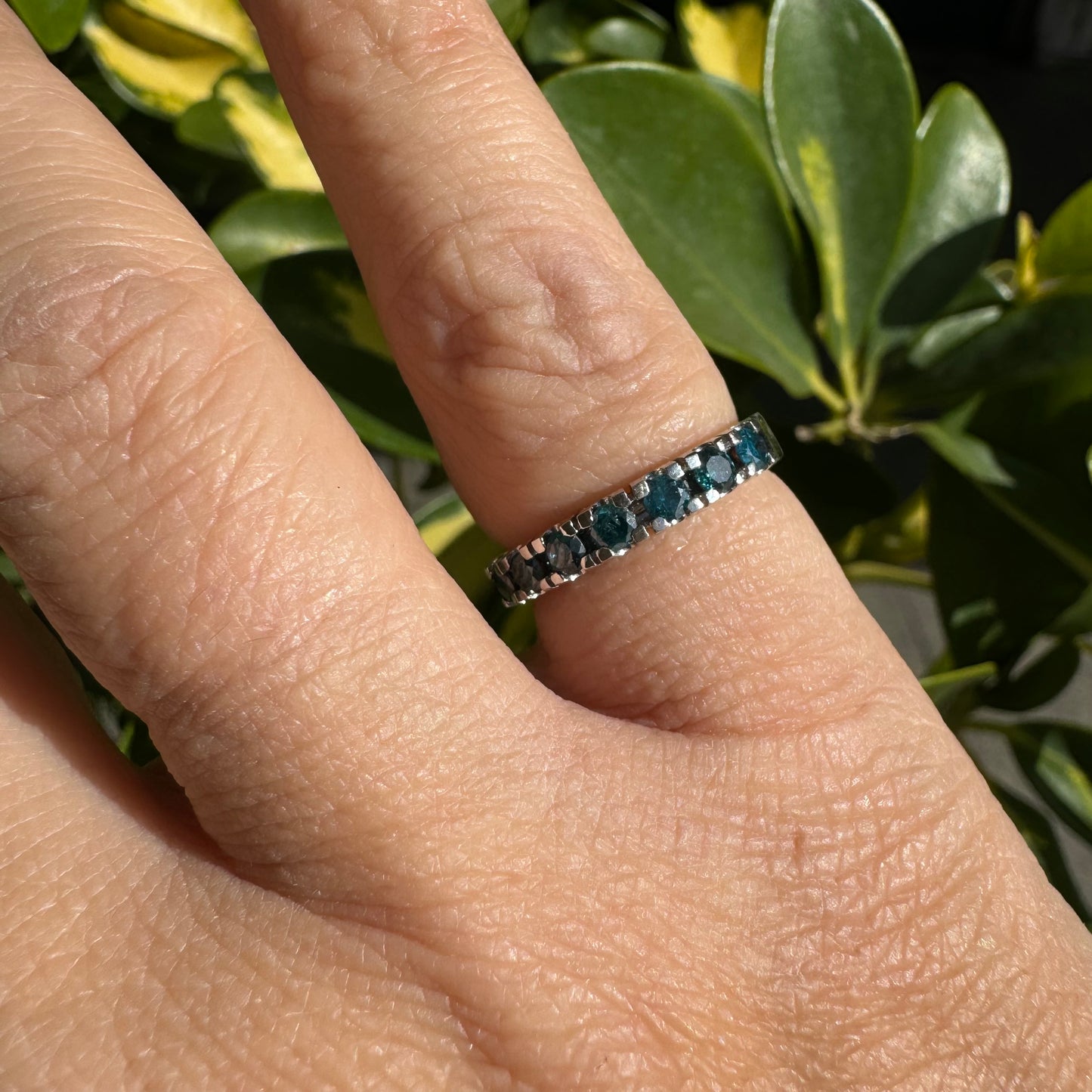 טבעת זהב לבן 14 קראט, חצי איטרניטי, משובצת יהלומים בצבע כחול