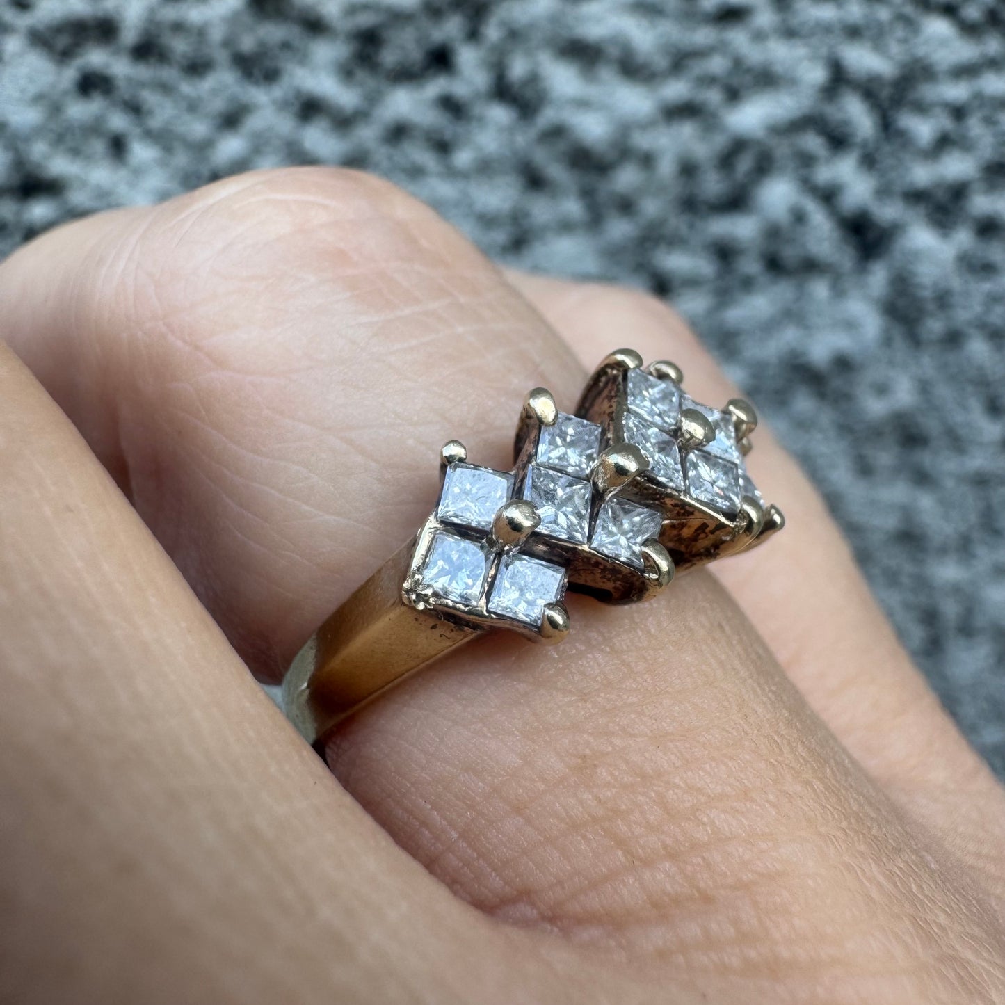 טבעת זהב צהוב 14 קראט משובצת יהלומים בחיתוך מרובע