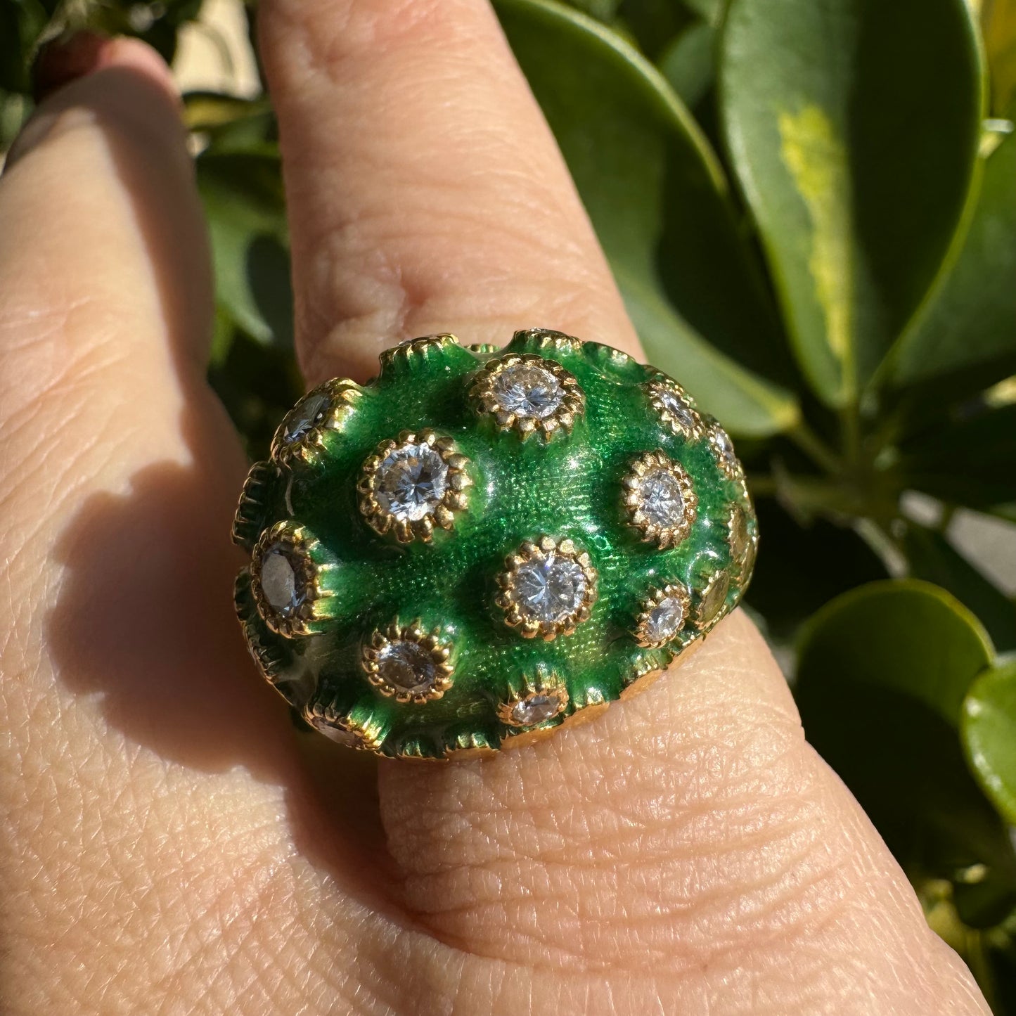 טבעת זהב צהוב 18 קראט משובצת יהלומים ואמייל ירוק