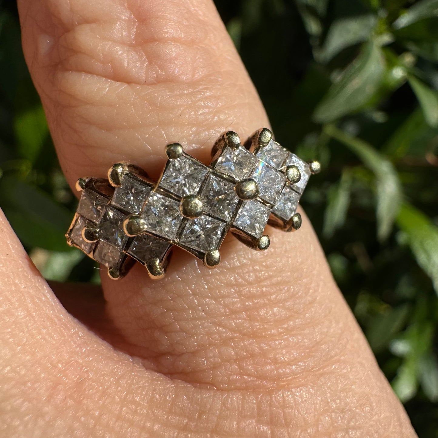 טבעת זהב צהוב 14 קראט משובצת יהלומים בחיתוך מרובע