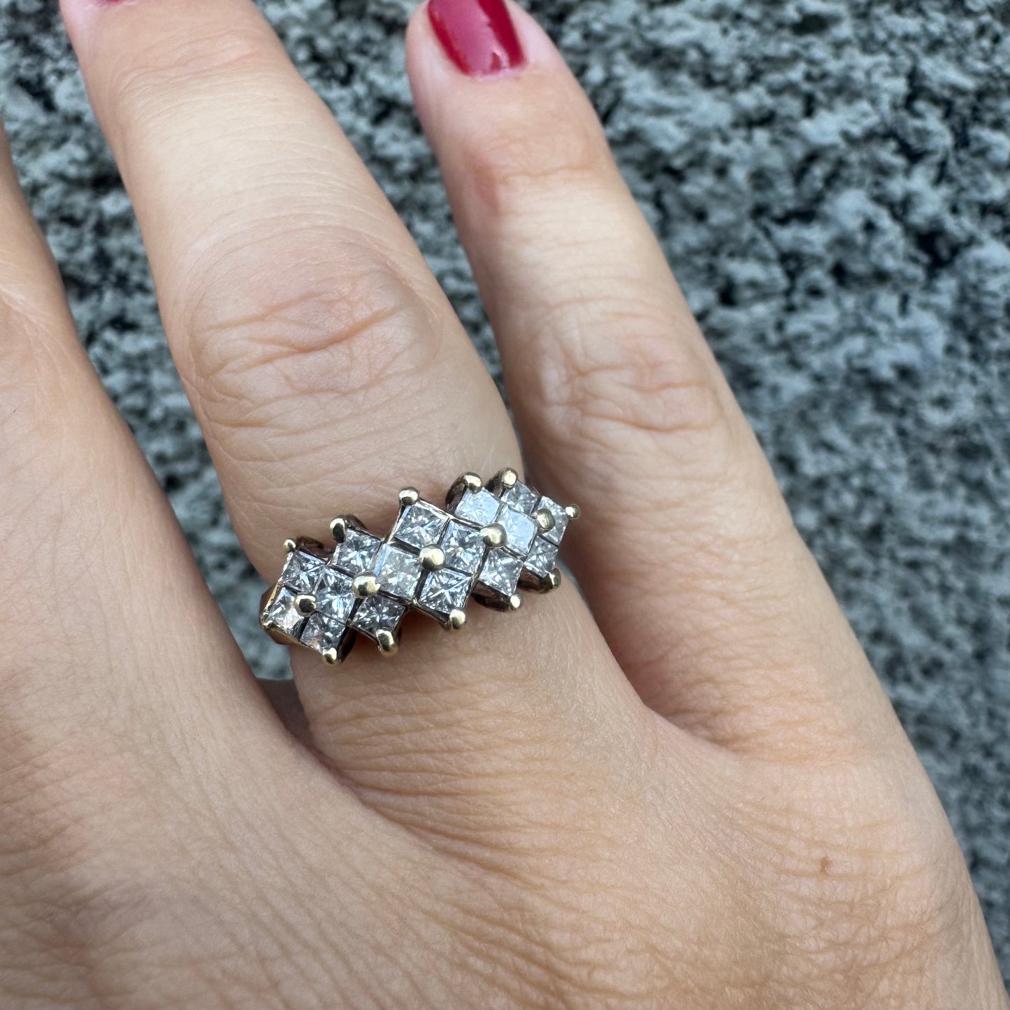 טבעת זהב צהוב 14 קראט משובצת יהלומים בחיתוך מרובע