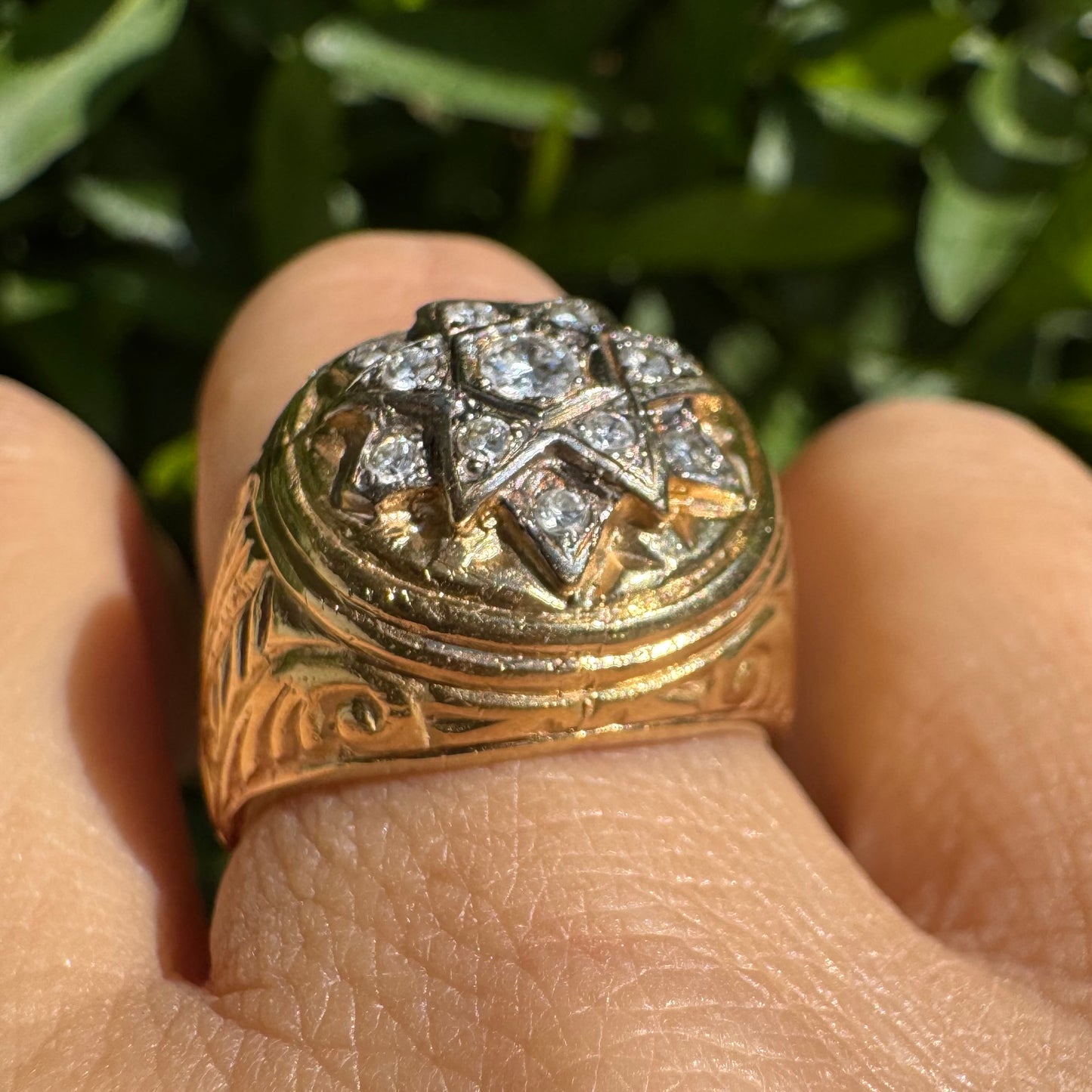 18K gold ring set with Diamonds