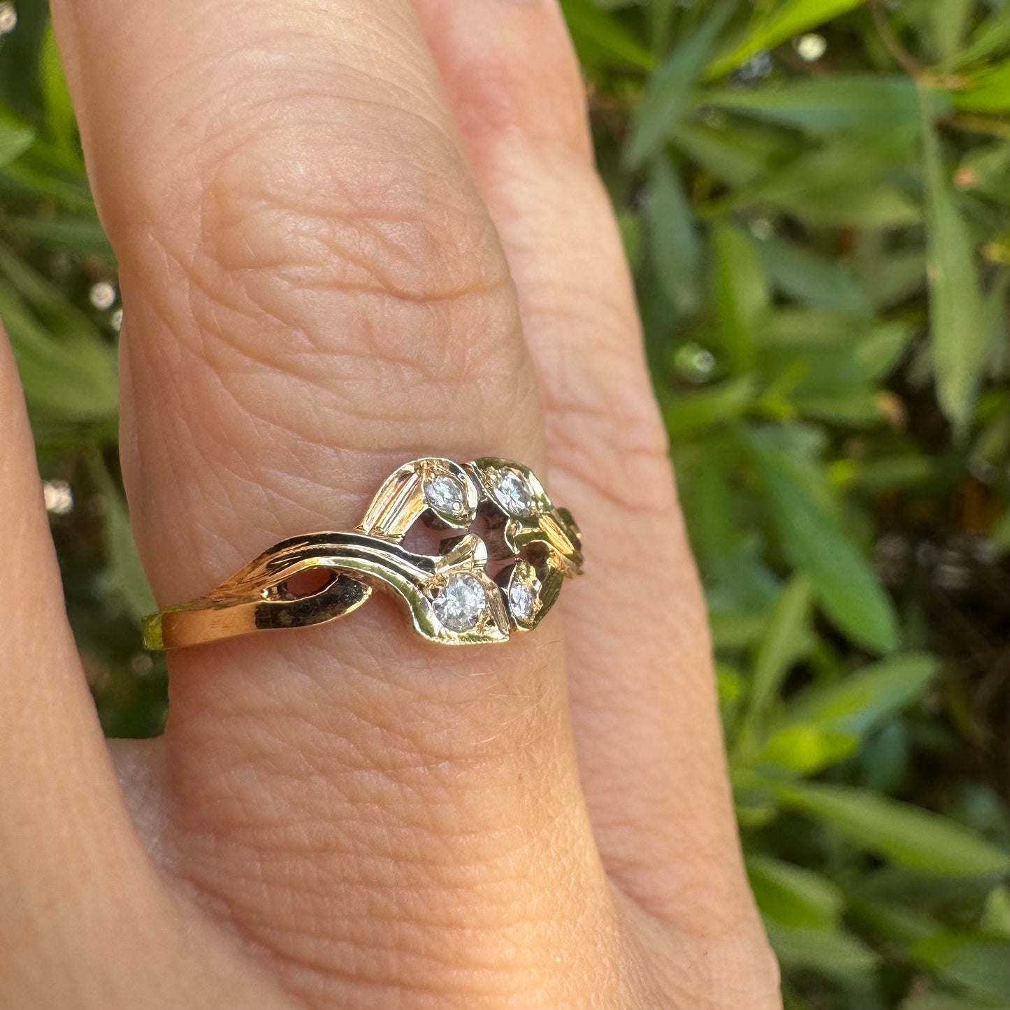14K gold ring with an openwork design, adorned with 4 sparkling Diamonds