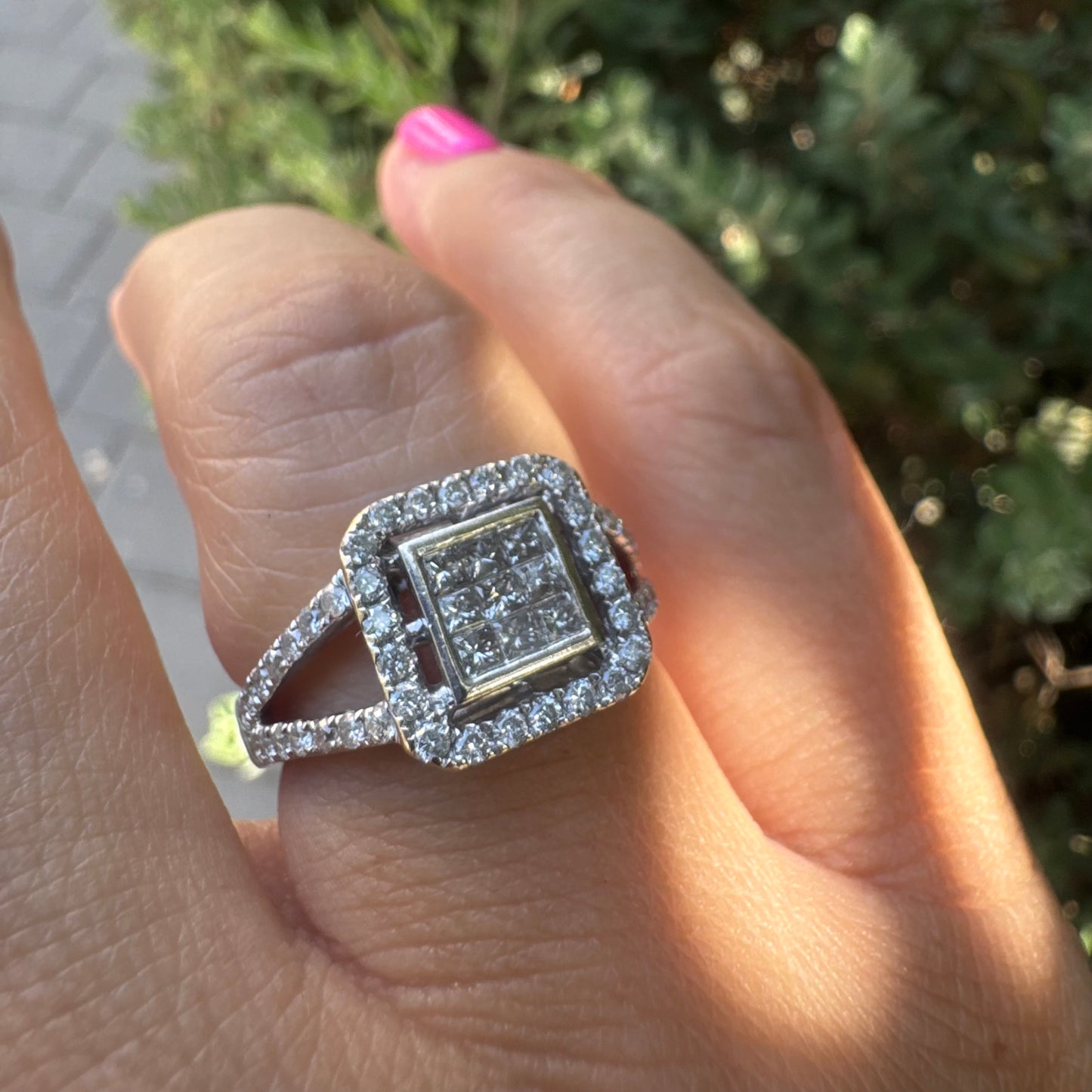 טבעת זהב לבן 18 קראט משובצת יהלומים בחיתוכים שונים- מרובע ועגול