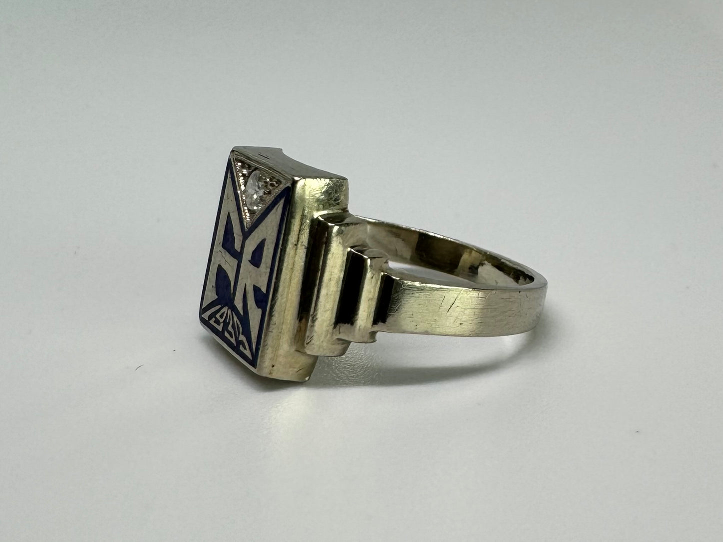 טבעת זהב לבן 14 קראט משובצת יהלום ואותיות FR