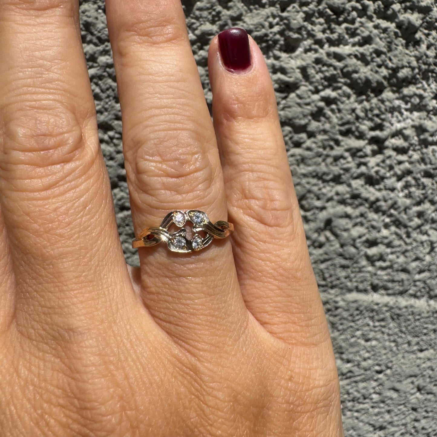 14K gold ring with an openwork design, adorned with 4 sparkling Diamonds