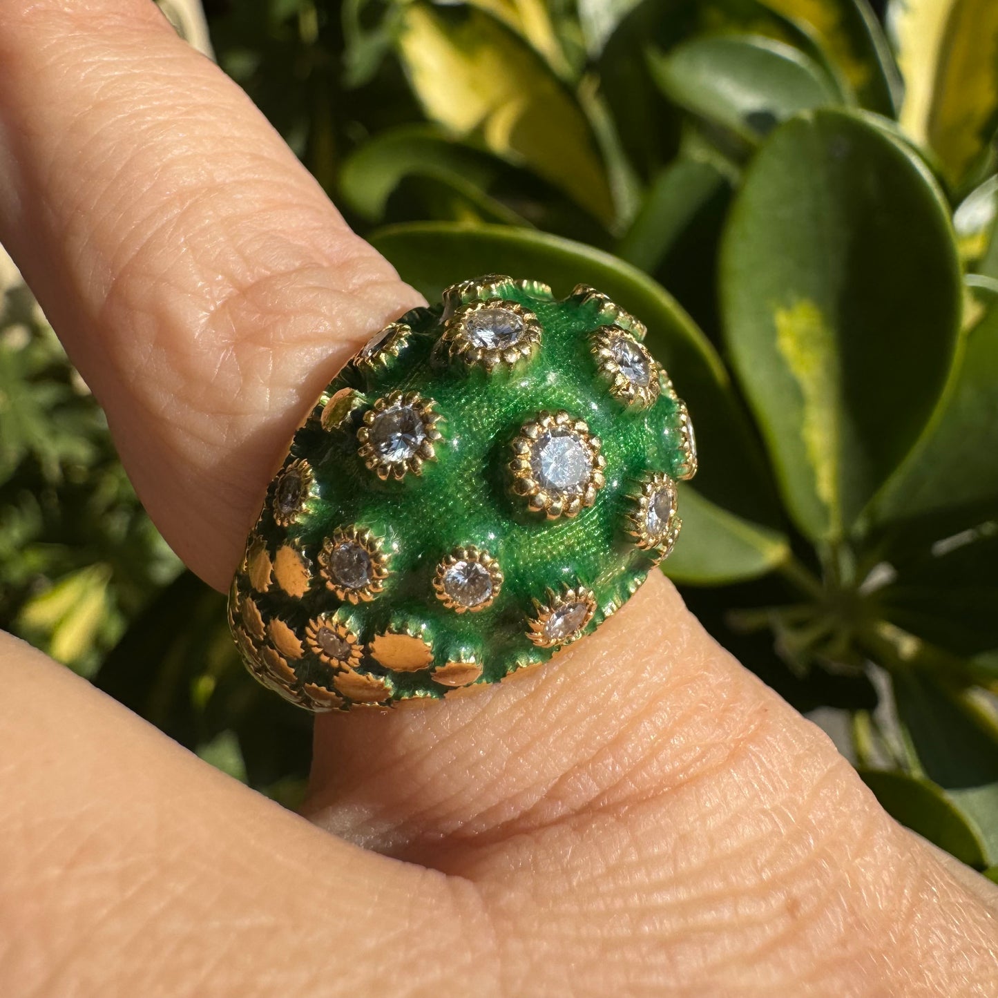 טבעת זהב צהוב 18 קראט משובצת יהלומים ואמייל ירוק