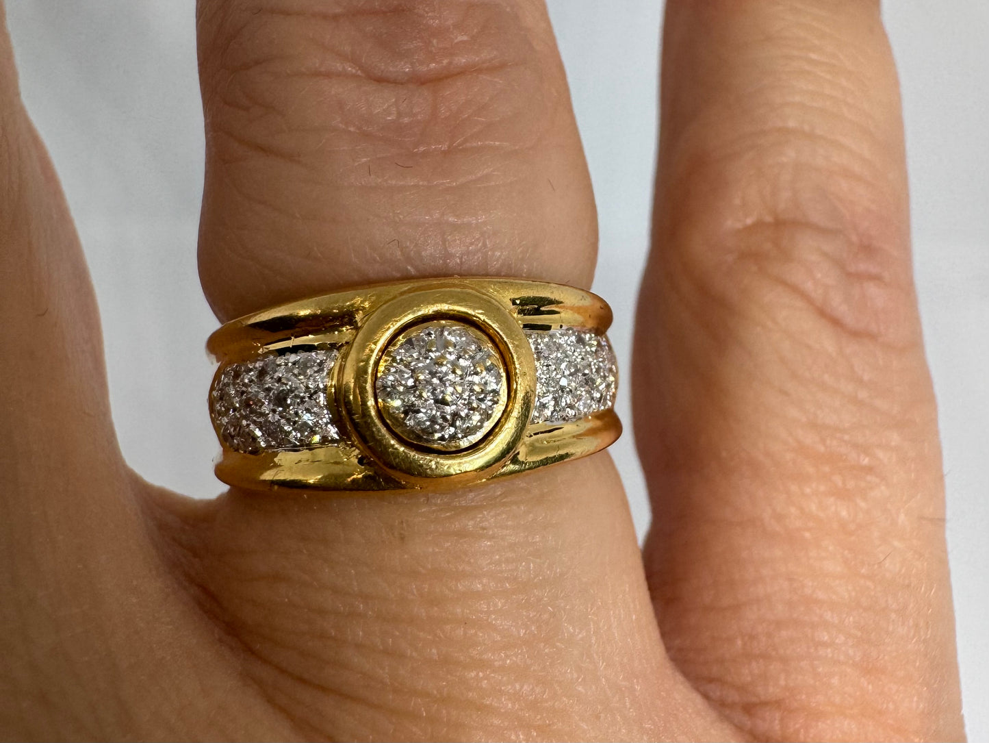 18K gold ring set with Diamonds